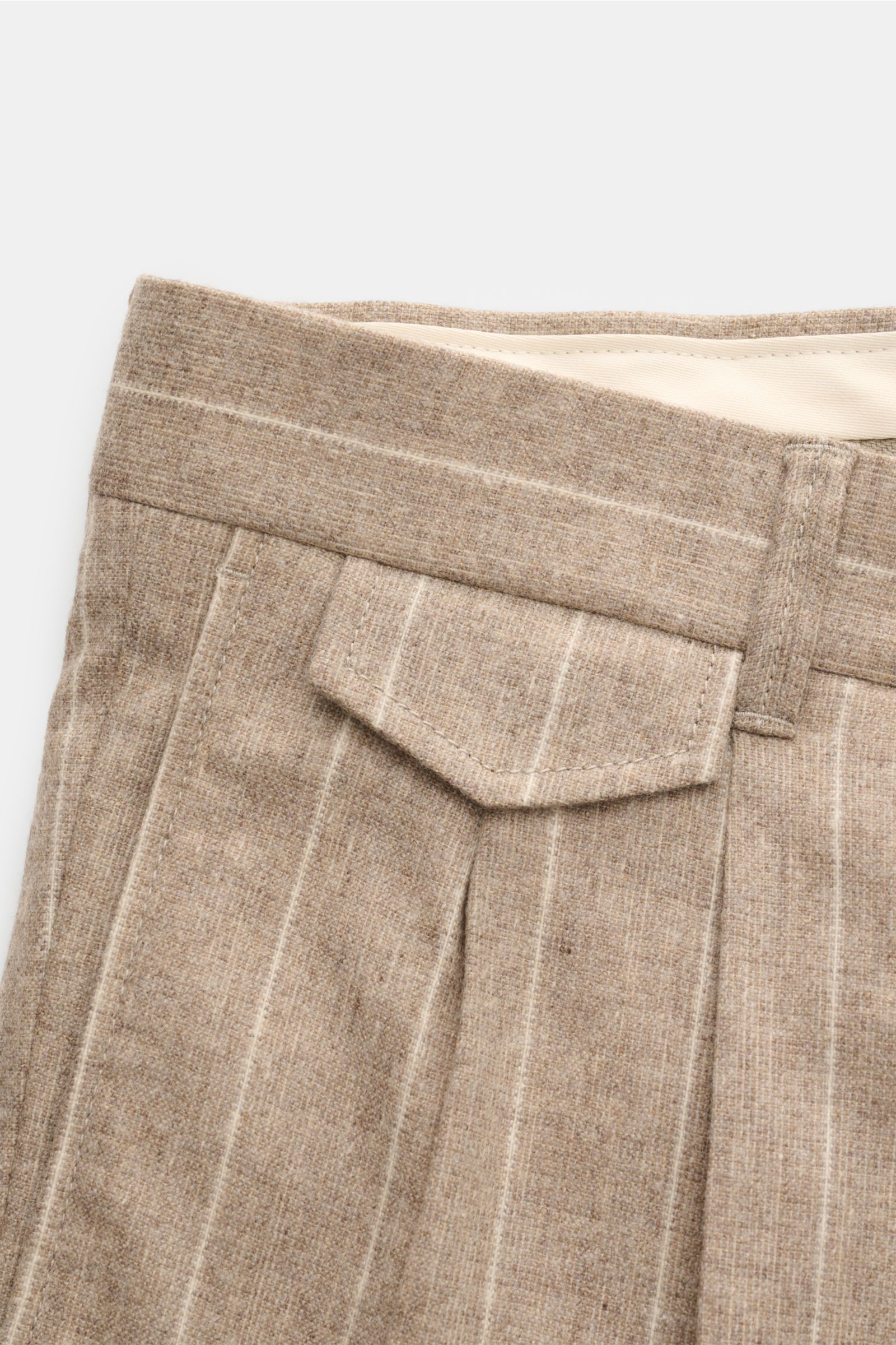 Close-up front view of the Windsor Hose 'Sapo' beige gestreift, showing chalk stripes, tapered fit, small watch pocket with flap, double waistband pleat, and zipper with button closure, made from a wool, cashmere, and microfiber mix with light stretch and