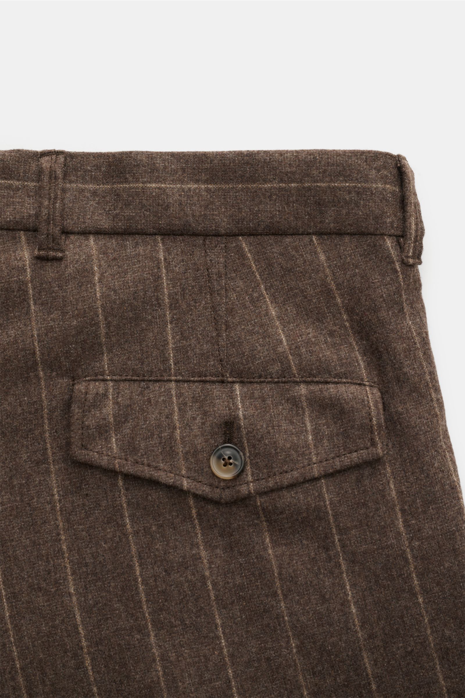 Close-up rear view of the Windsor Hose 'Sapo' graubraun gestreift, showing the buttoned flap back pocket, chalk stripes, and soft wool blend fabric.