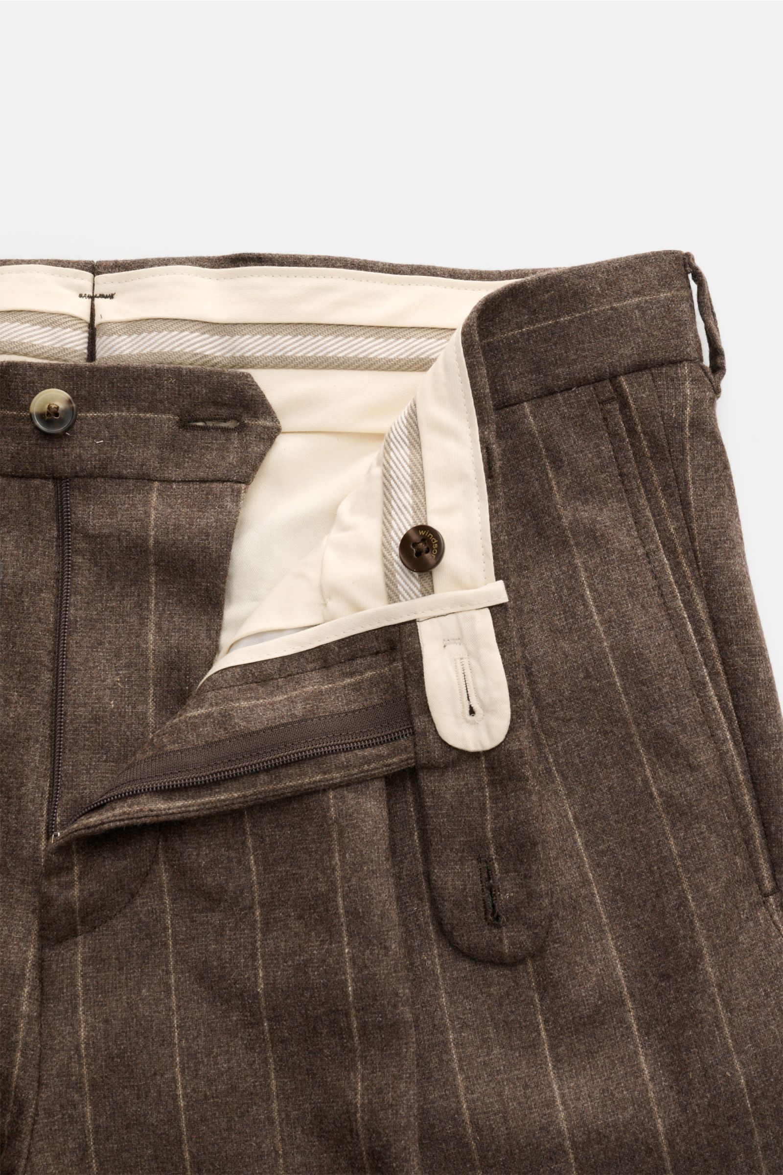 Close-up front view of Windsor Hose 'Sapo' graubraun gestreift with open zipper, button, chalk stripes, soft wool blend fabric, and tapered fit details.