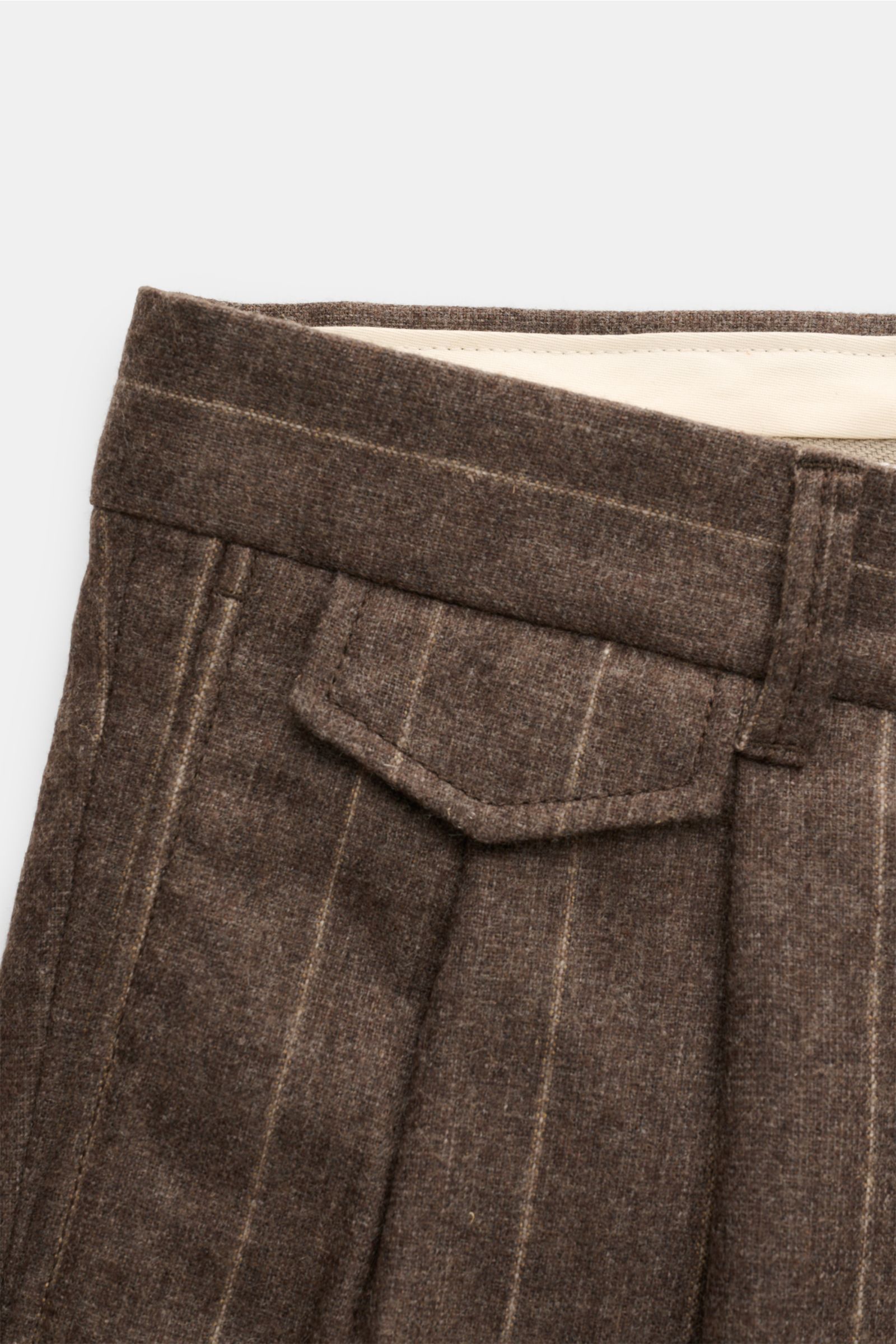 Close-up front view of Windsor Hose 'Sapo' graubraun gestreift with chalk stripes, tapered fit, regular thigh width, ankle length, wool-cashmere mix, zipper and button closure, French pockets, small watch pocket with flap, double pleat, back pockets with 