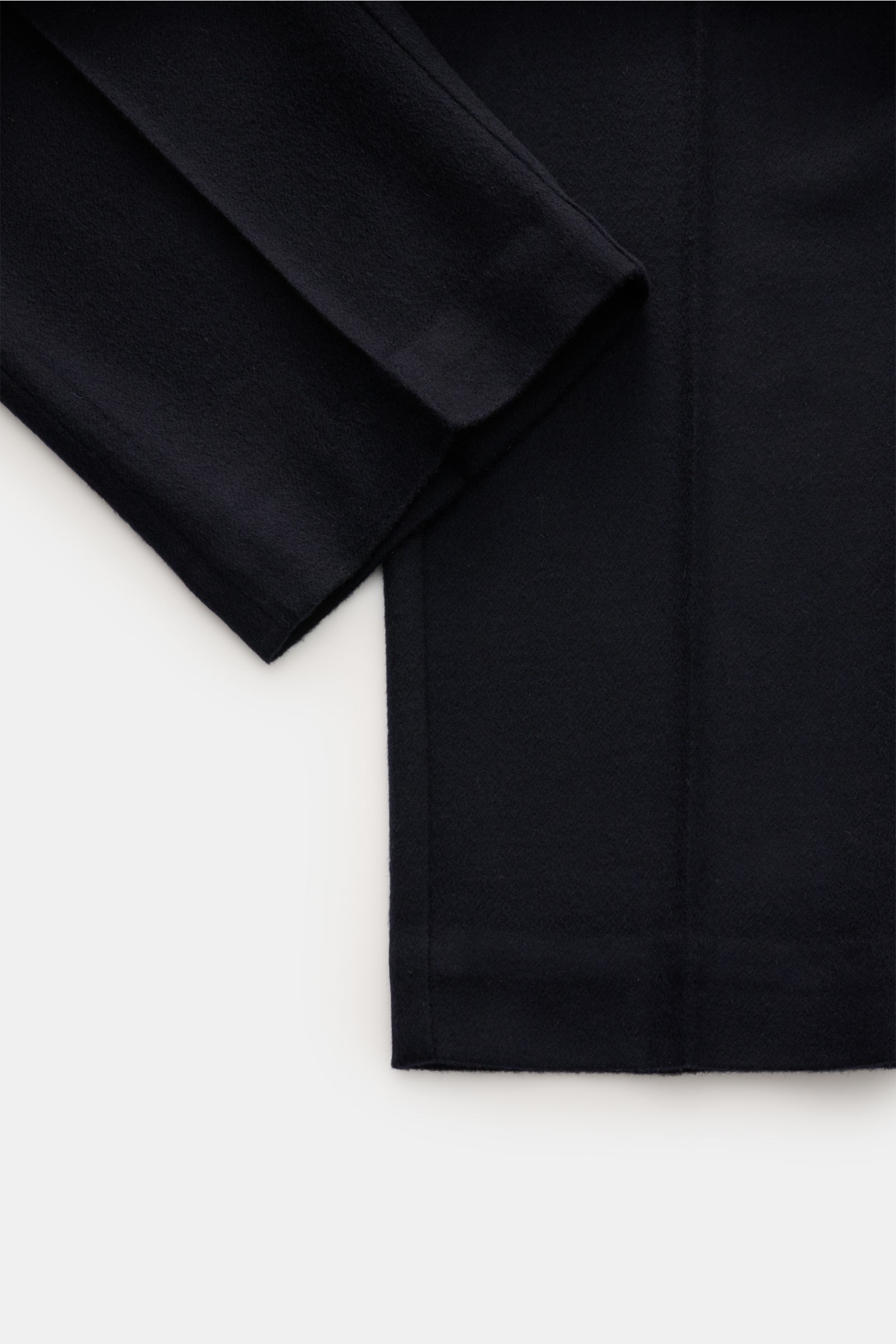 Close-up front view of Emporio Armani Hose navy showing fabric and hem details, mix of Schurwolle and Cashmere, very soft touch, light quality, Regular Fit, slightly tapered, zipper and waistband hook, French pockets, welted back pockets.