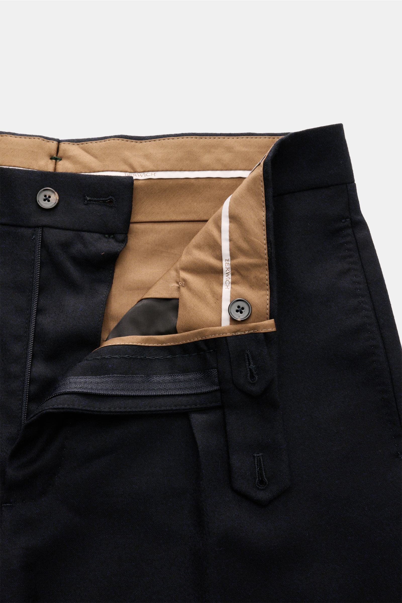 Berwich Wollhose 'Chiaia' dark navy aus reiner Schurwolle, Tapered Fit, knöchellang, mit Bundknöpfen, Reißverschluss, Taschen, in Nahaufnahme von oben.