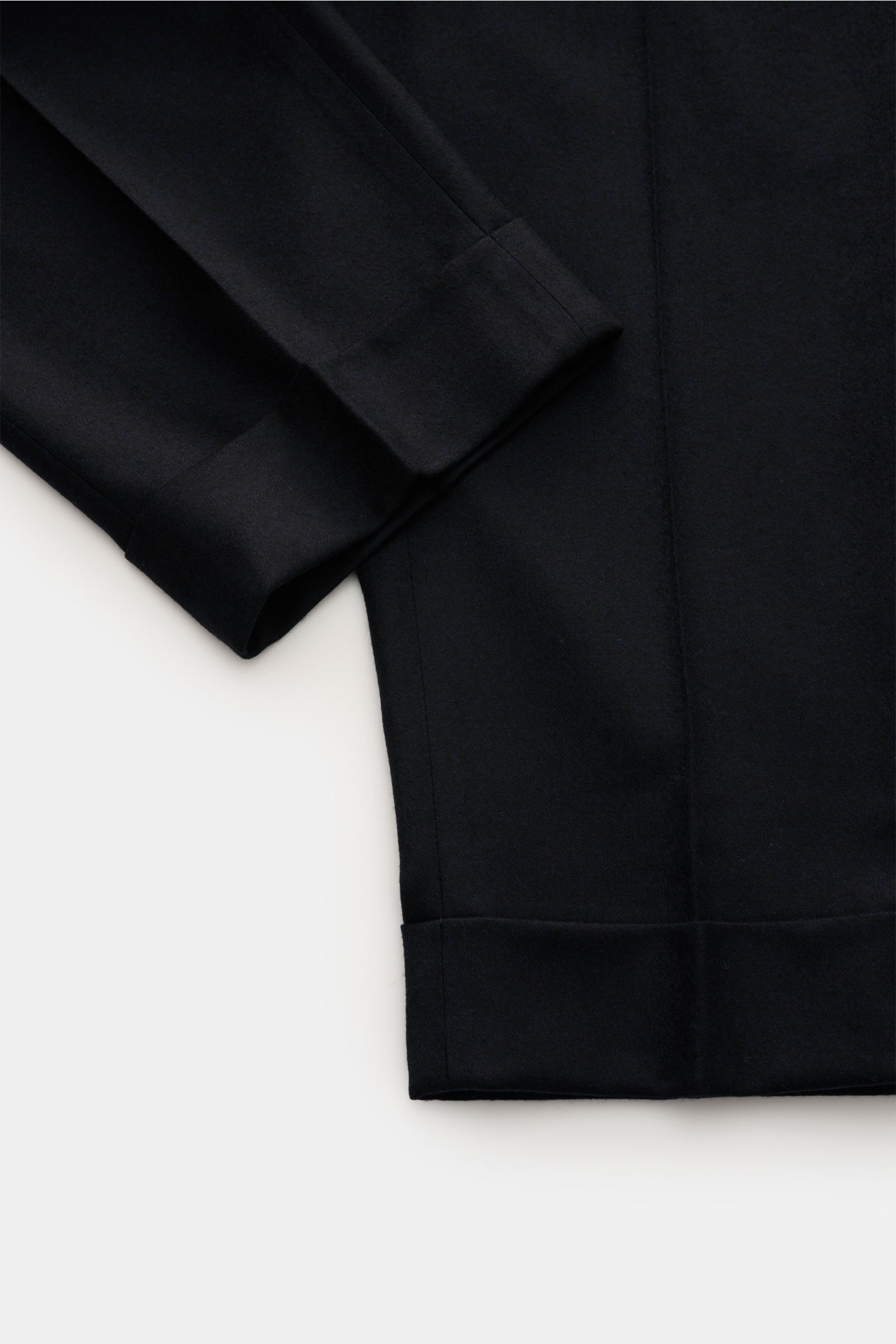 Berwich Wollhose 'Chiaia' dark navy, knöchellang, sehr schmal zulaufend, aus reiner Schurwolle mit fixiertem Saumaufschlag, Detailansicht.