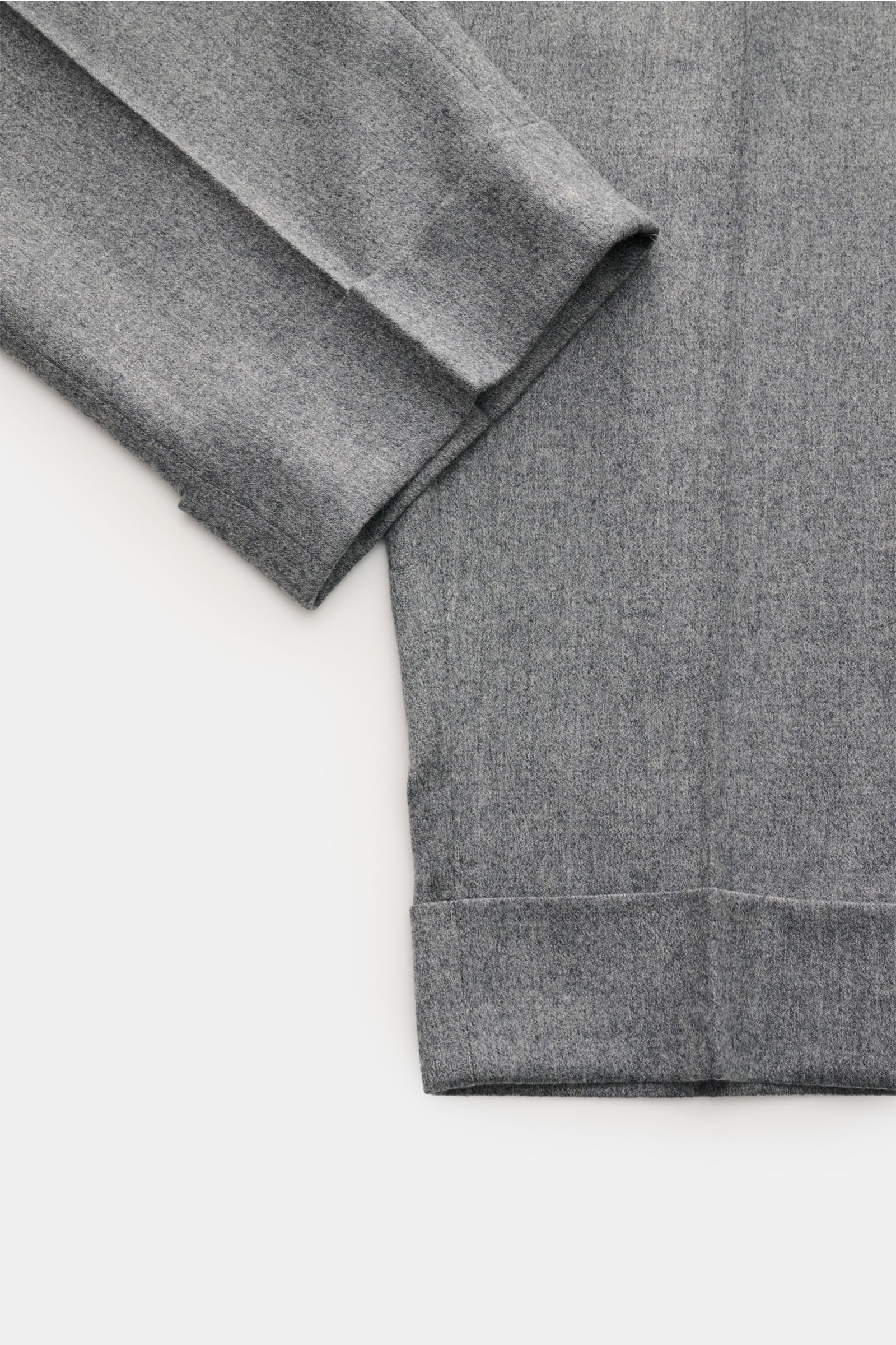Berwich Wollhose 'Chiaia' grau meliert, Detailfoto von unten mit fixiertem Saumaufschlag aus reiner Schurwolle, Tapered Fit, weicher Griff.