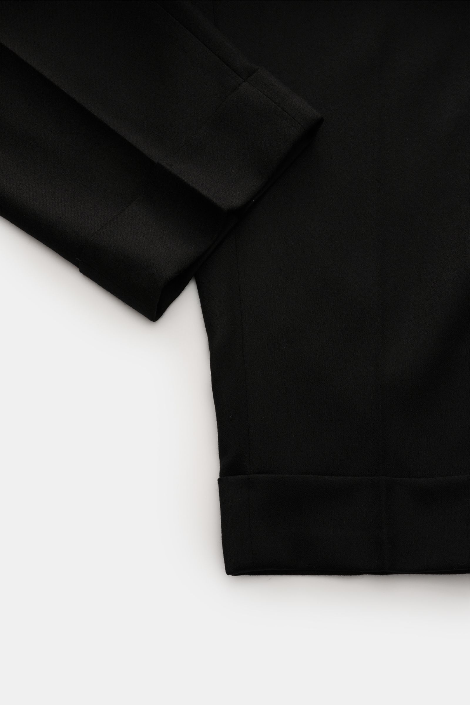 Close-up top-down view of Berwich Wool trousers 'Chiaia' black showing ankle length, fixed hem turn-up, and tapered fit details.

The wool trousers 'Chiaia' by BERWICH give expression to traditional Italian tailoring with a modern tapered fit, pure vir