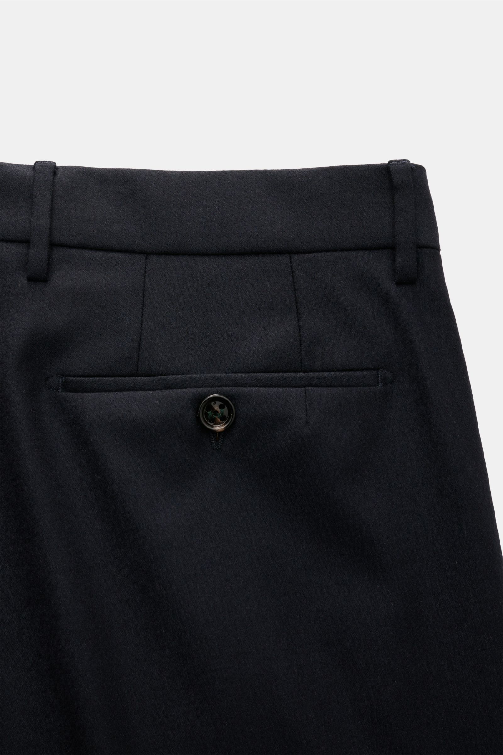Close-up rear view of Berwich Wollhose 'Retro Long' dark navy showing buttoned back pocket and waistband details in fine wool and cashmere blend.

Description: Die Hose 'Retro Long' aus feiner Wolle mit Anteil von Cashmere vereint stilvollen Slim Fit m