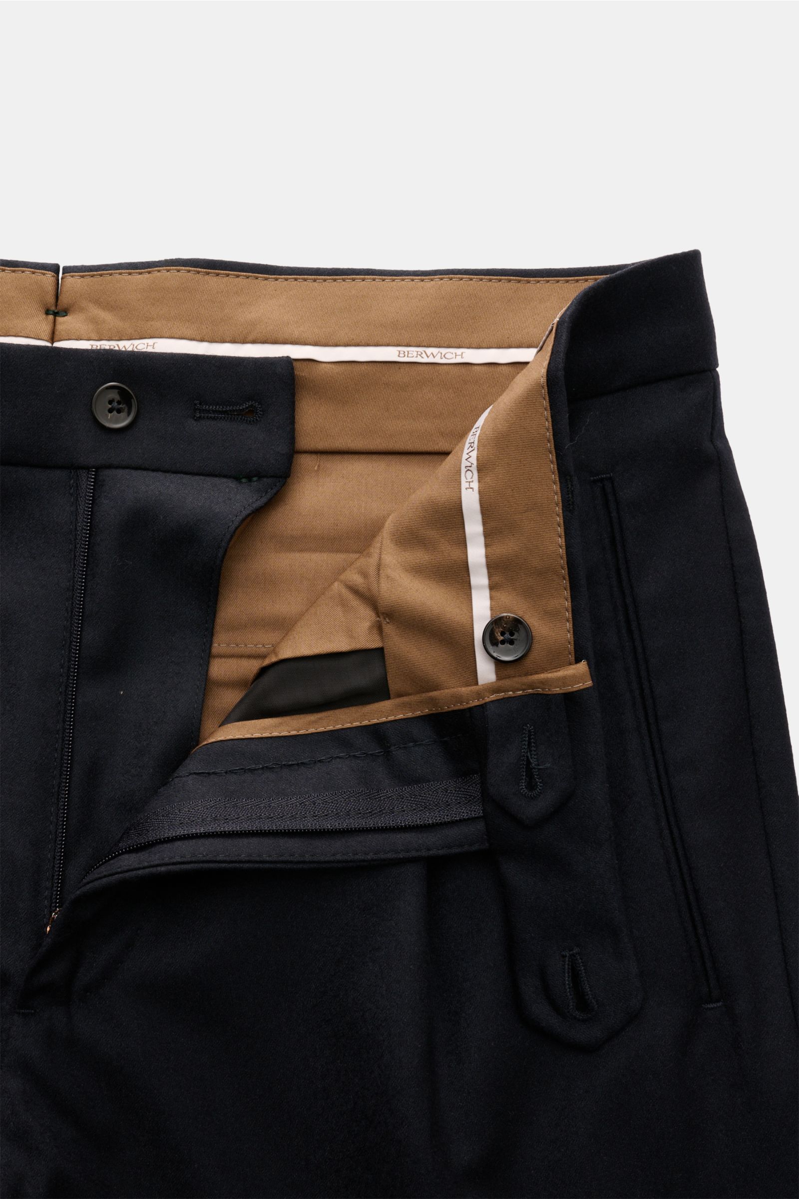 Close-up front view of Berwich Wollhose 'Retro Long' dark navy wool trousers with zipper, button fly, slim fit, and beige inner lining.

Description incorporated: Die Hose 'Retro Long' aus feiner Wolle mit Anteil von Cashmere vereint stilvollen Slim Fit m
