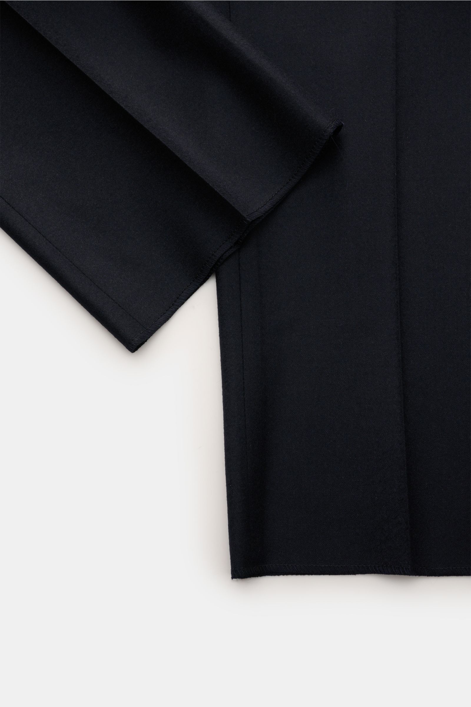 Berwich Wollhose 'Retro Long' dark navy wool pants shown from bottom leg close-up, slim fit with cashmere blend, soft texture, and clean hems.