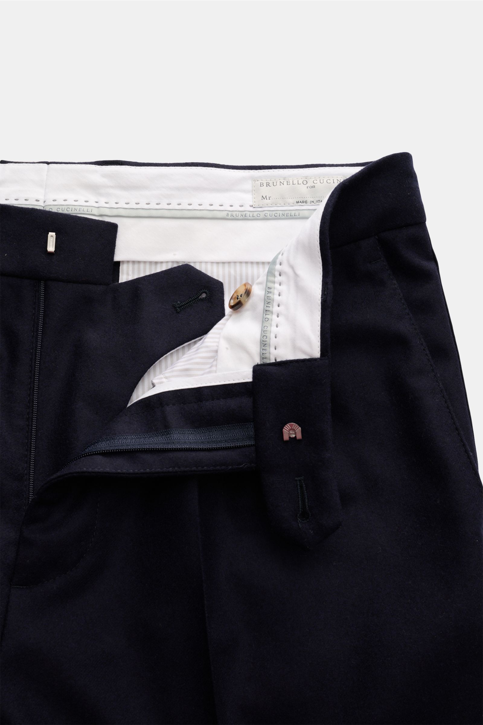 Brunello Cucinelli Wollhose navy aus reiner Wolle, Regular Fit, schmal zulaufend, mit Reißverschluss, Bundknopf, Bundfalte, französischen Taschen, Detailaufnahme von oben.