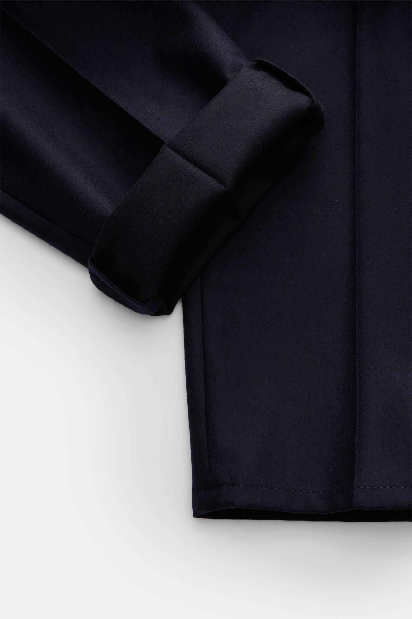 Brunello Cucinelli Wollhose navy aus reiner Wolle, Regular Fit, leicht schmal zulaufend, Detailaufnahme vom Bein mit umgeschlagenem Saum, weicher Griff.