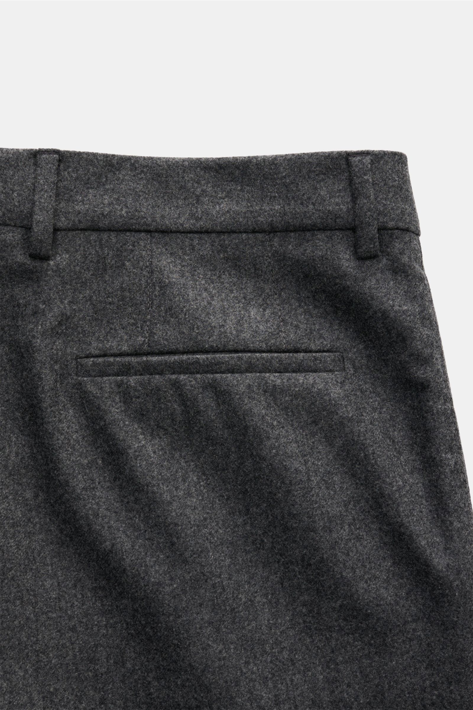 Close-up rear view of Brunello Cucinelli Wollhose dunkelgrau in pure wool with soft texture, featuring welt back pocket and belt loops.