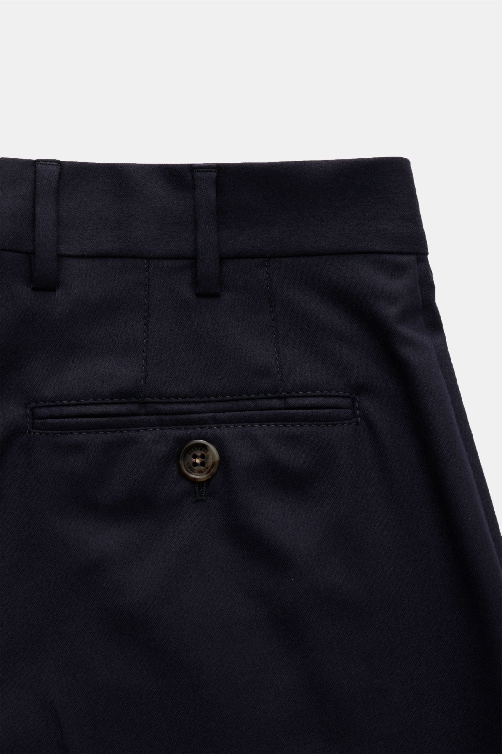 Brunello Cucinelli Wollhose 'Italian Fit' navy shown from the back waist, highlighting a buttoned welt pocket, belt loops, and fine twill pure wool fabric. Die Wollhose im 'Italian Fit' des Luxuslabels BRUNELLO CUCINELLI ist ein vielseitig kombinierbarer 