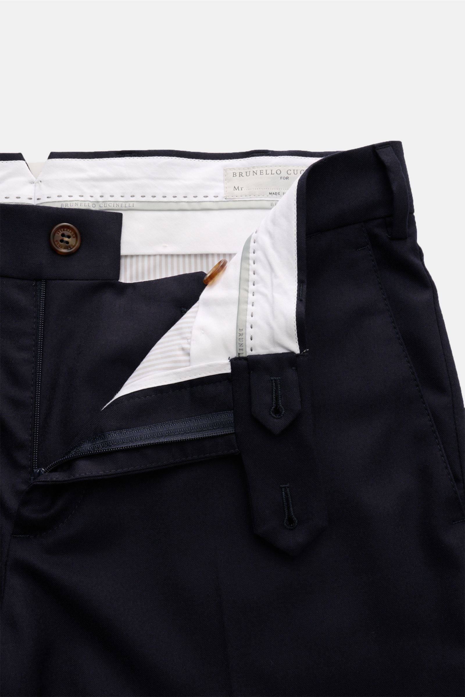 Close-up front view of the Brunello Cucinelli Wollhose 'Italian Fit' navy, showcasing zipper, button waistband, and white lining. Die Wollhose im 'Italian Fit' des Luxuslabels BRUNELLO CUCINELLI ist ein vielseitig kombinierbarer Klassiker und begleitet Si