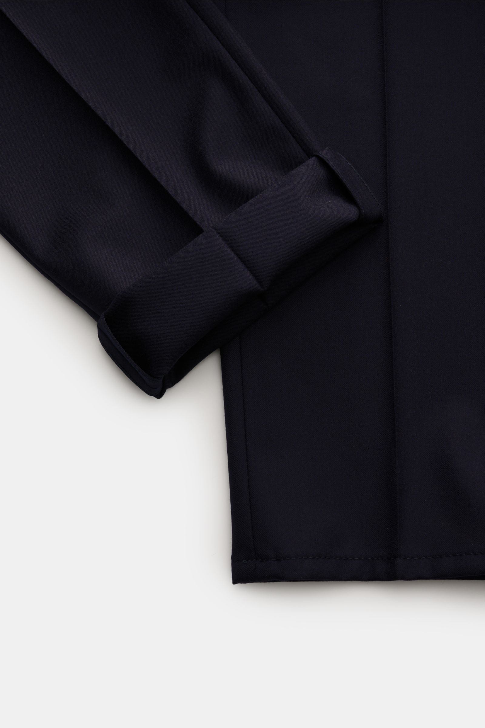 Close-up of the cuff and lower leg of the Brunello Cucinelli Wollhose 'Italian Fit' navy, showing fine twill wool fabric from a top-down angle. Die Wollhose im 'Italian Fit' des Luxuslabels BRUNELLO CUCINELLI ist ein vielseitig kombinierbarer Klassiker un