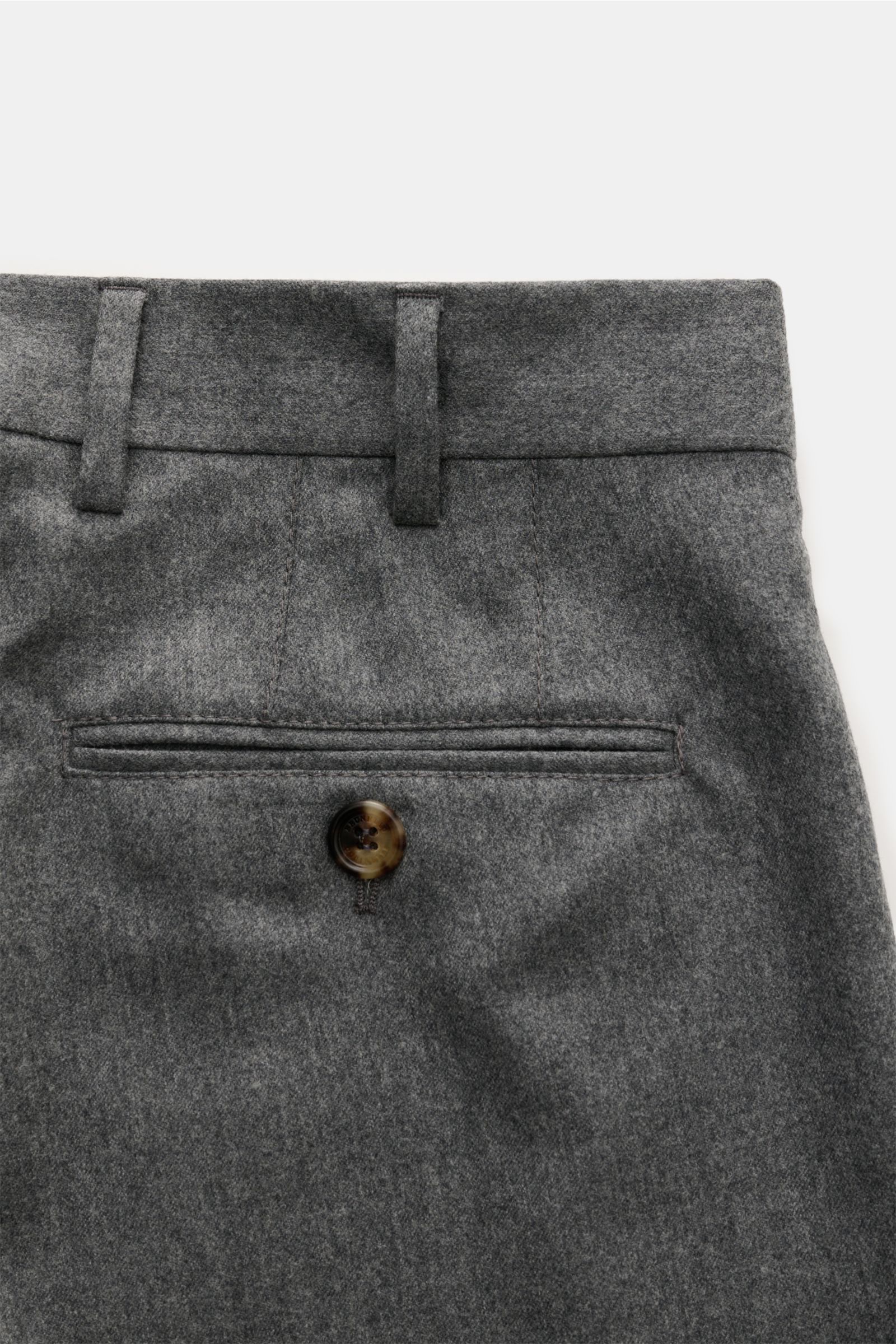 Brunello Cucinelli Wollhose 'Italian Fit' grau meliert, Detailansicht von hinten oben mit Knopf-Gesäßtasche, feiner Woll-Twill, schmal zulaufend.