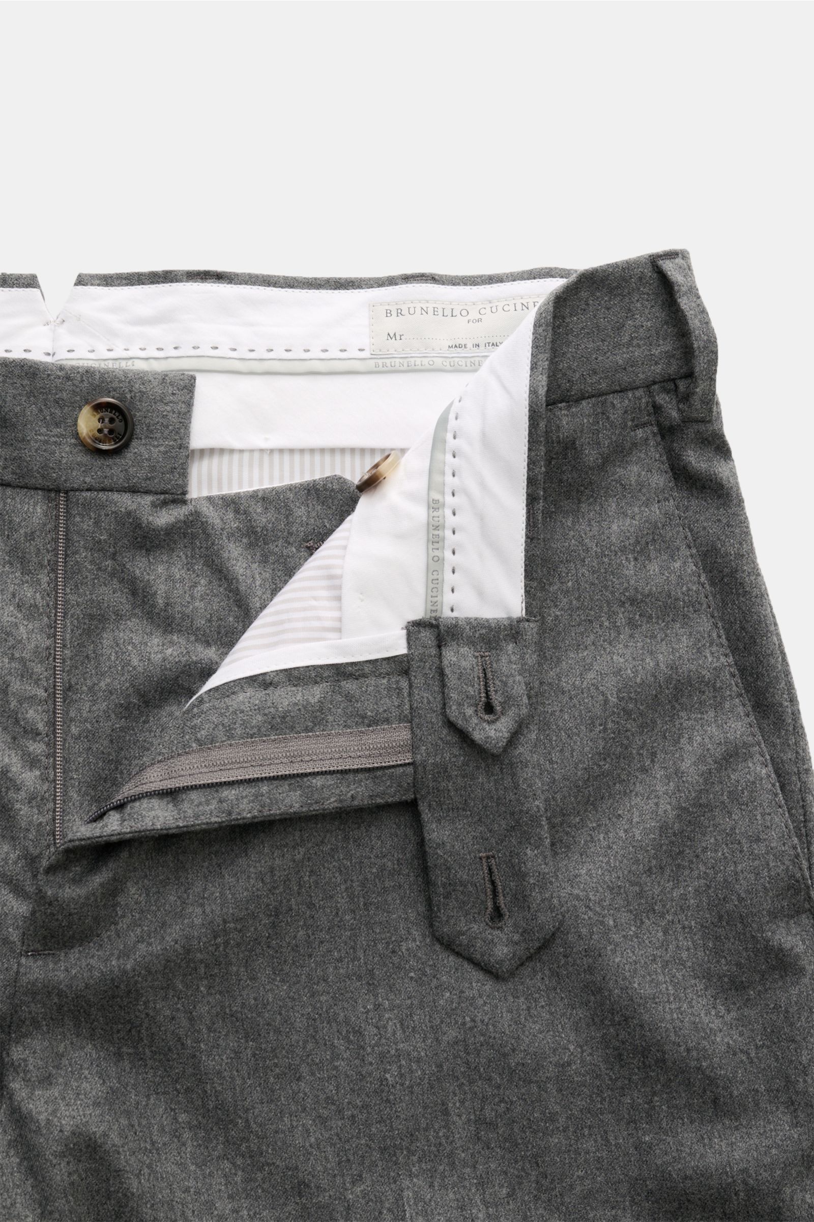 Brunello Cucinelli Wollhose 'Italian Fit' grau meliert, Detailaufnahme von Bund und Reißverschluss, reine Wolle, feiner Twill, weicher Griff, Regular Fit, schmal zulaufend, Bundknöpfe, französische Taschen, Uhrentasche, Gesäßtaschen mit Knopf.