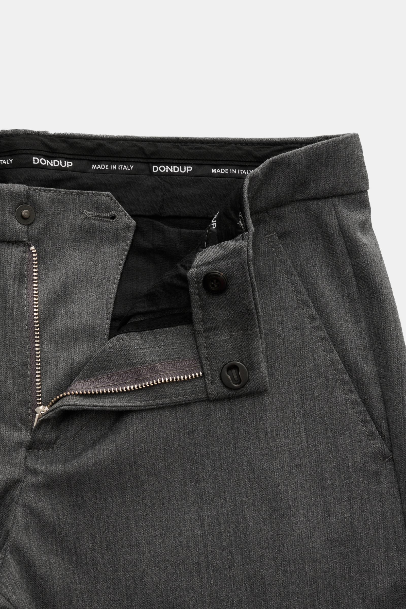 Dondup Hose 'Gaubert' dunkelgrau meliert, Slim Fit mit schmal geschnittener Wade, Mix aus Microfaser, Wolle, Viskose, Reißverschluss, Slide Button, Taschen, Metall-Initial aus Nahaufnahme.