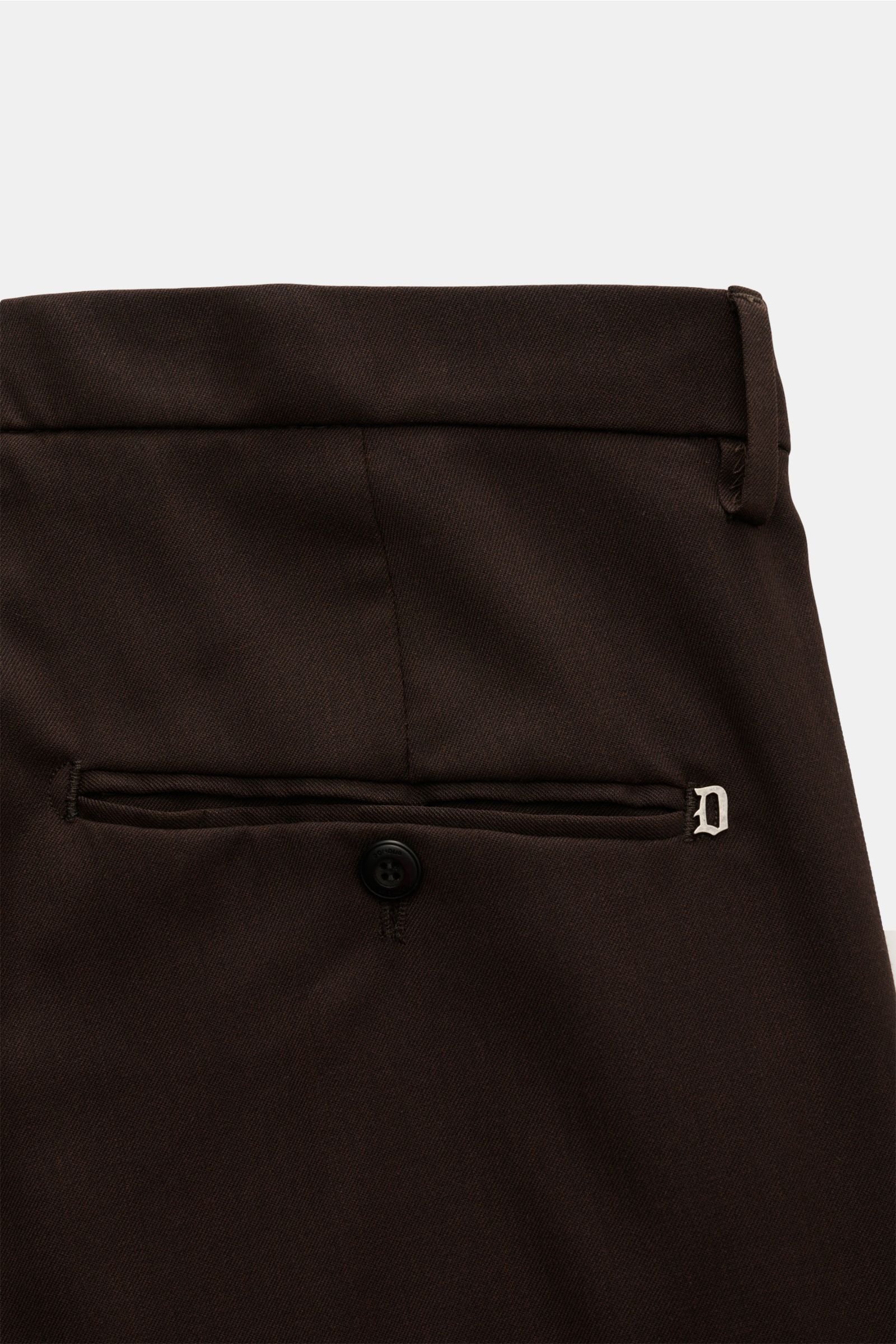 Close-up rear view of Dondup Hose 'Gaubert' dunkelbraun, showing back pocket with button and typical metal 'D' initial. Mix aus Microfaser, Wolle und Viskose, leicht elastische Qualität, weicher Griff, Slim Fit, schmal geschnittene Wade, Reißverschluss un