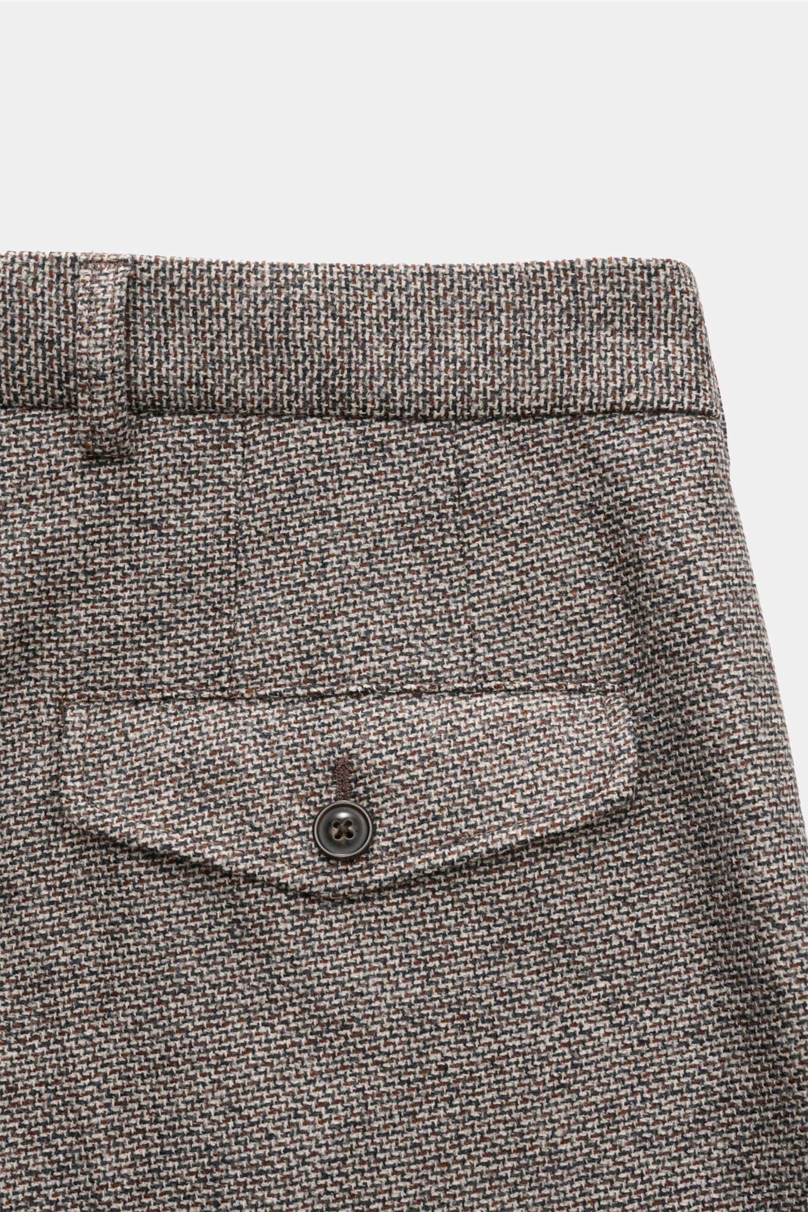 Close-up rear view of Windsor Wollhose 'Francos' braun/hellgrau gemustert featuring pure wool, soft feel, fine weave, buttoned flap pocket, tapered fit, and classic details.