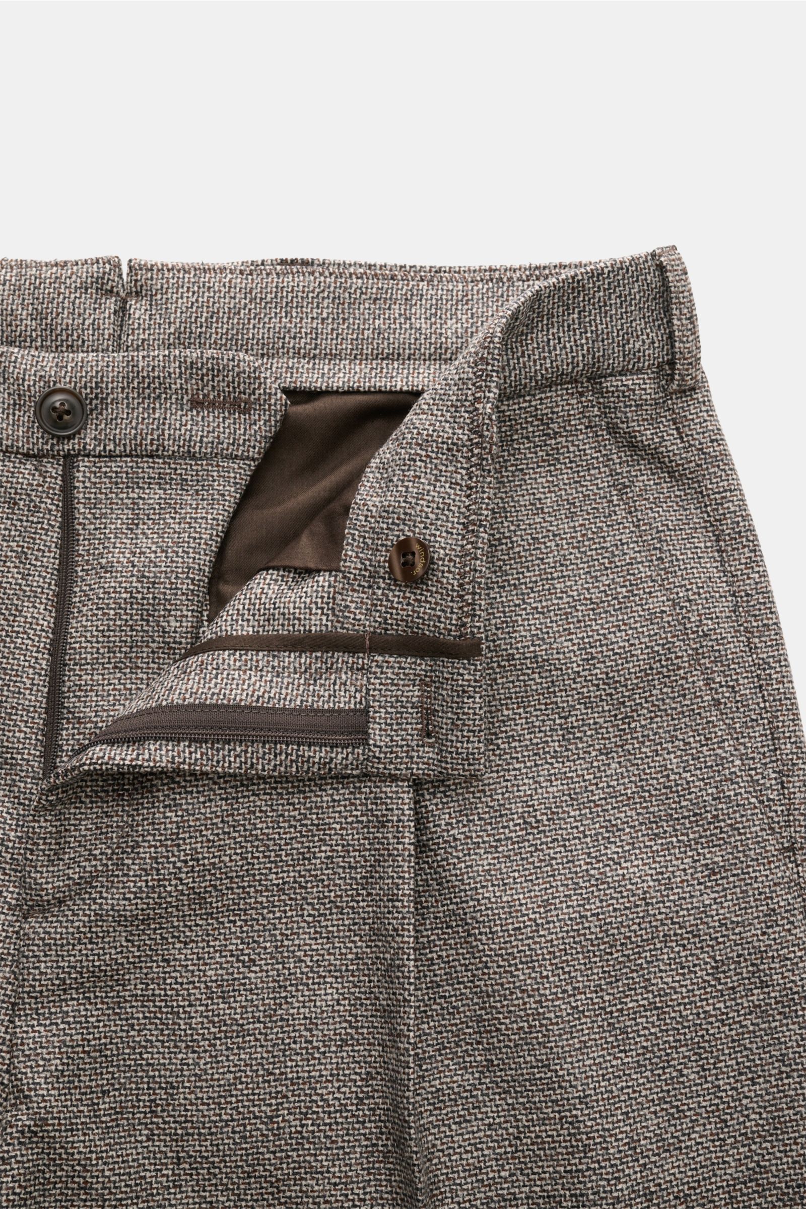 Close-up front view of Windsor Wollhose 'Francos' braun/hellgrau gemustert, a stylish men's wool trouser with zipper, button, soft weave, tapered fit, regular thigh width, ankle length, straight cut, French pockets, and buttoned back pockets.