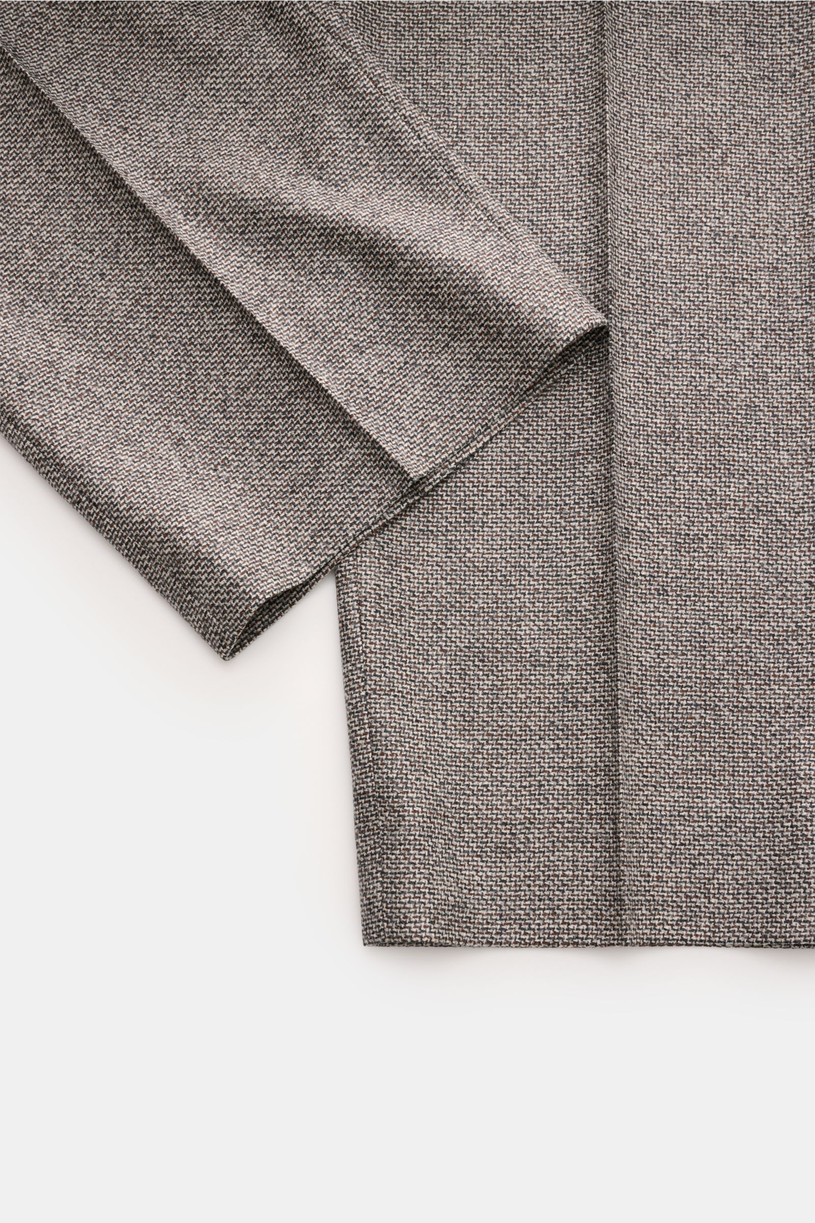 Close-up top view of Windsor Wollhose 'Francos' braun/hellgrau gemustert showing fine wool fabric with soft touch and delicate weave pattern.  
Description: Den Inbegriff einer stilvollen Herrenhose mit klassischen Details hat das Haus WINDSOR mit dem 
