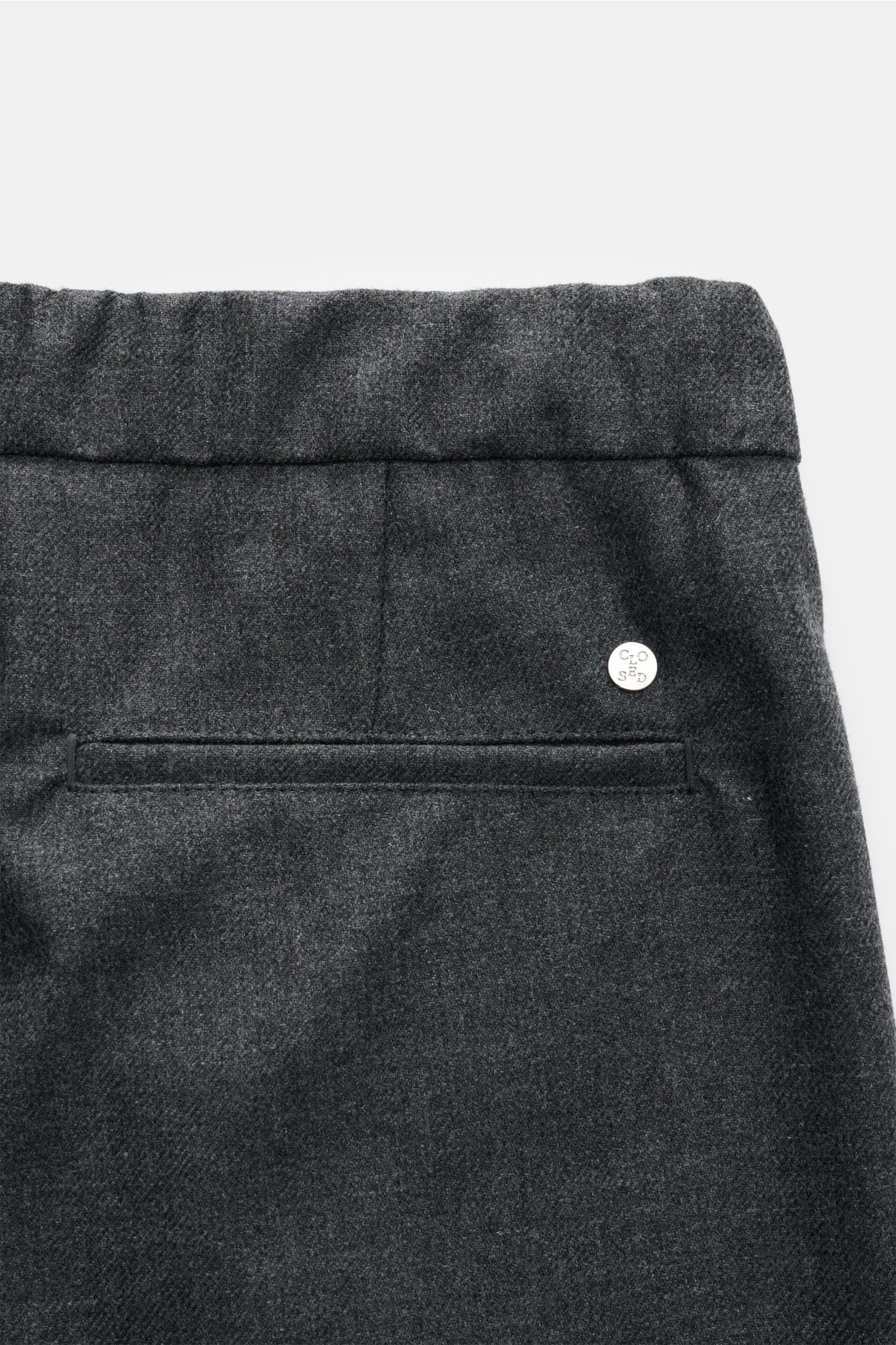 Closed Jogpants 'Vigo' dunkelgrau meliert, Detailansicht von hinten mit Leistentasche, elastischem Bund, Woll-Mix, Microfaser, Viskose, schmal zulaufend.