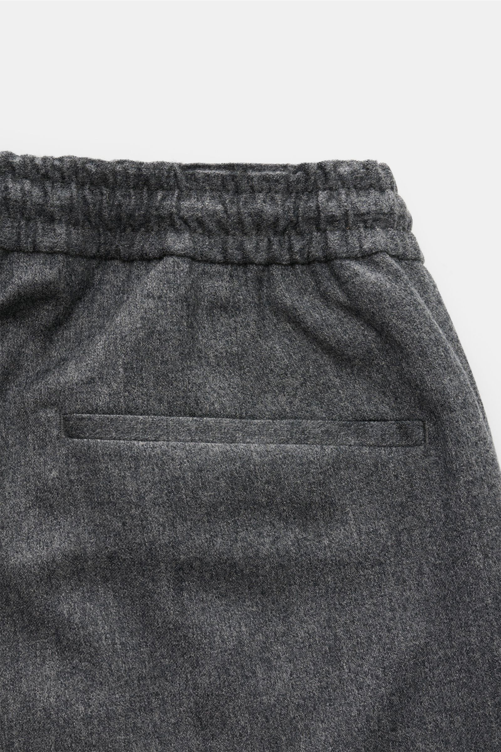 Briglia 1949 Woll-Jogpants 'Wimbledon' grau meliert, Detailaufnahme von hinten, elastischer Bund, Leistentasche aus reiner Wolle, Tapered Fit.