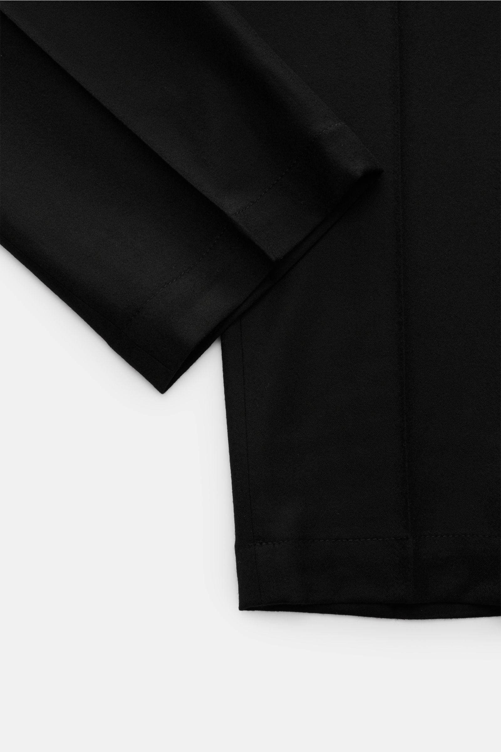 Detailaufnahme der Briglia 1949 Woll-Jogpants 'Wimbledon' schwarz, knöchellang, Tapered Fit, weicher Griff, von oben fotografiert.