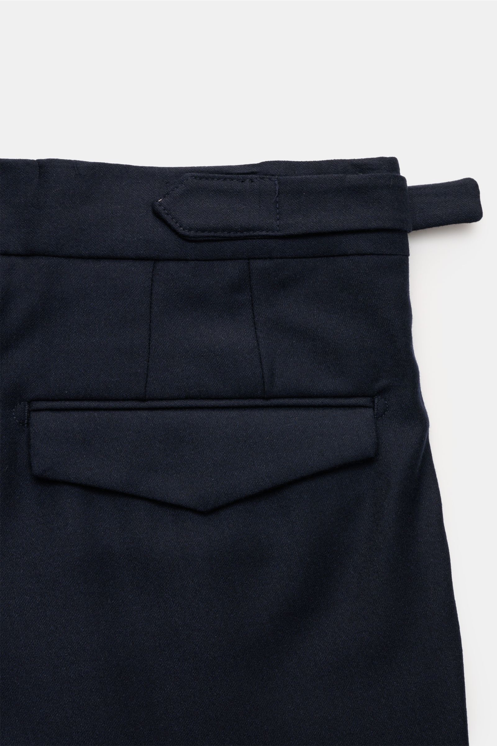 Briglia 1949 Wollhose 'Quarteris' navy, Detailrückansicht mit Gesäßtasche, Side-Adjuster, Reißverschluss, Bundknöpfen, weicher Wolle-Cashmere-Mix, tapered fit, knöchellang.