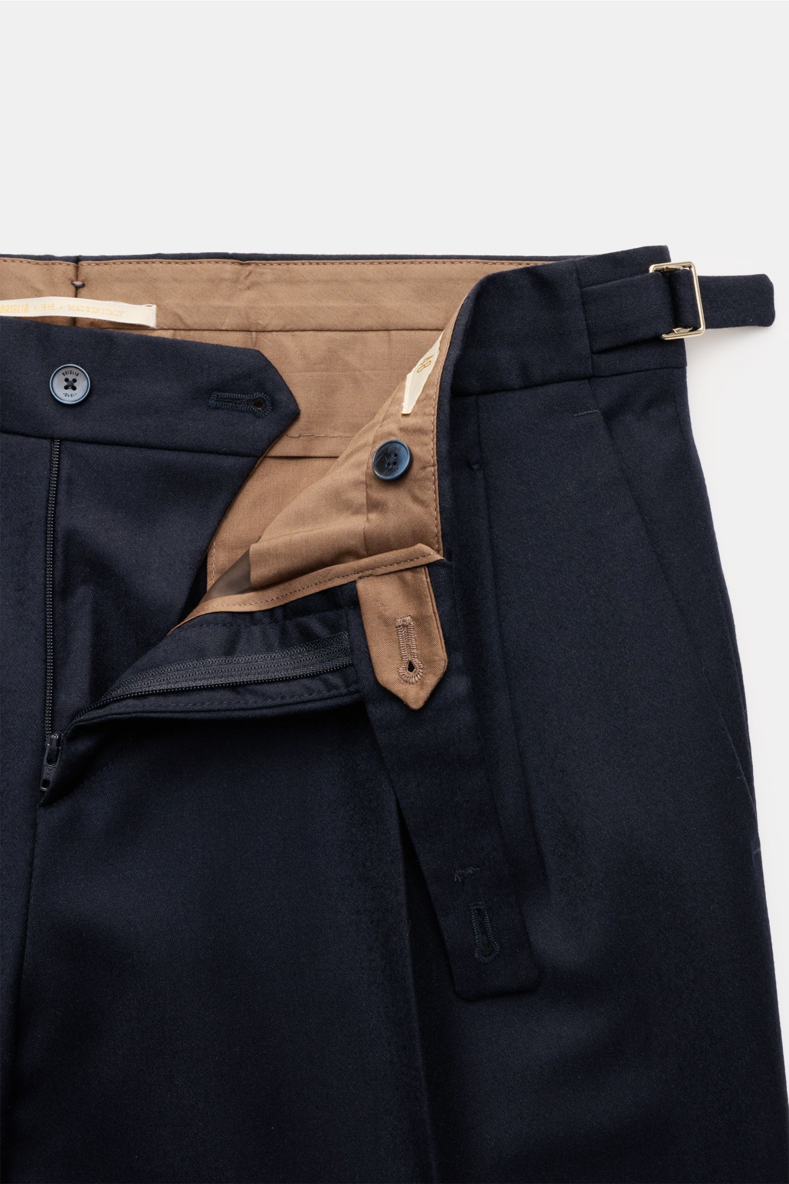 Briglia 1949 Wollhose 'Quarteris' navy, Detailansicht von oben, Mix aus weicher Wolle & Cashmere, Tapered Fit, Bundknöpfe, Reißverschluss, Side-Adjuster.