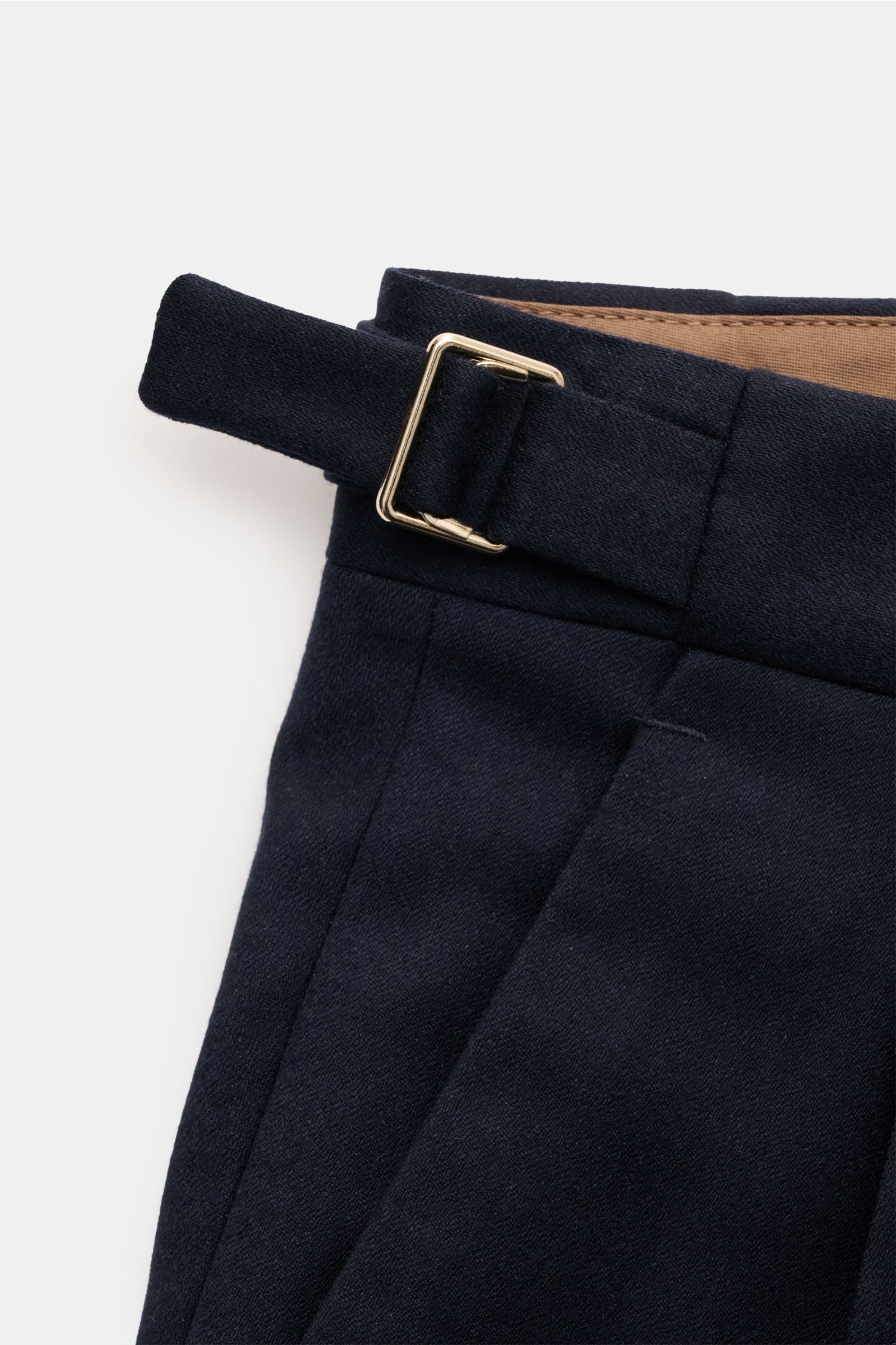 Nahaufnahme der Taille der Briglia 1949 Wollhose 'Quarteris' navy mit Side-Adjuster, Reißverschluss, Bundknöpfen, weichem Woll-Cashmere-Mix.