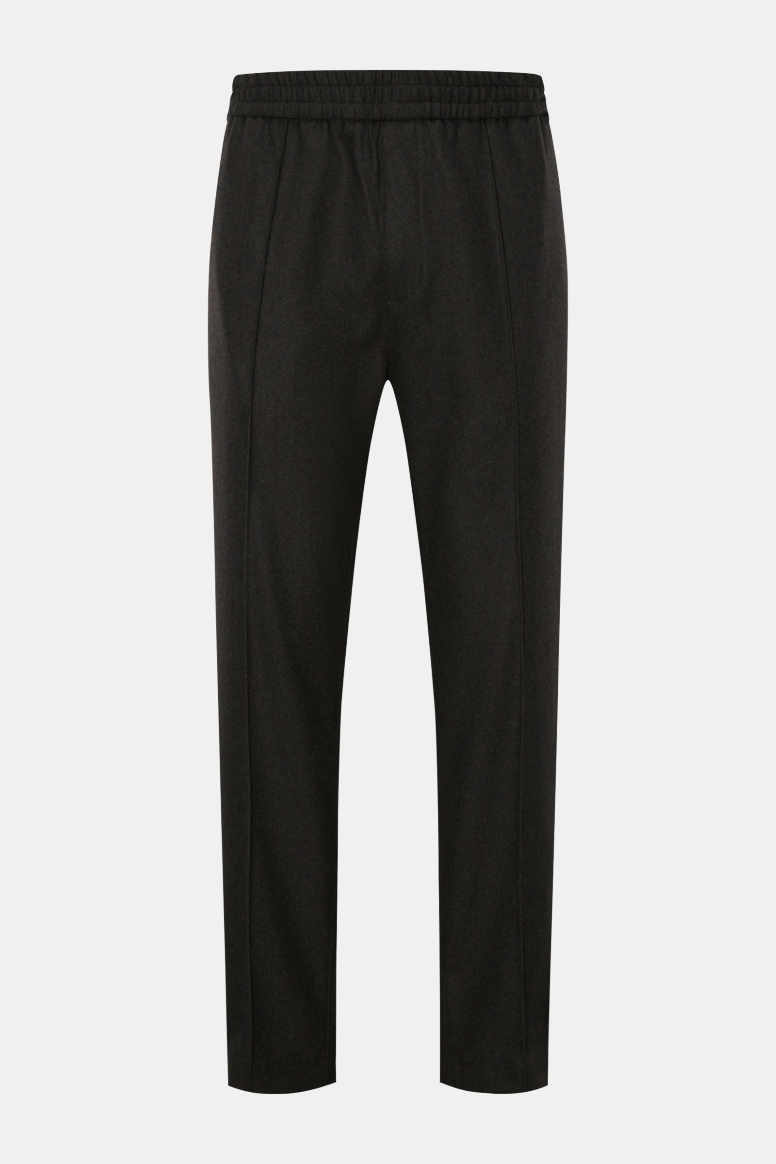 A.P.C. Joggpants 'Pieter' anthrazit meliert, frontale Ansicht, Mix aus Wolle und Microfaser, elastischer Bund, tapered Fit, knöchellang, Bügelfalte, Seitentaschen, paspelierte Gesäßtasche.