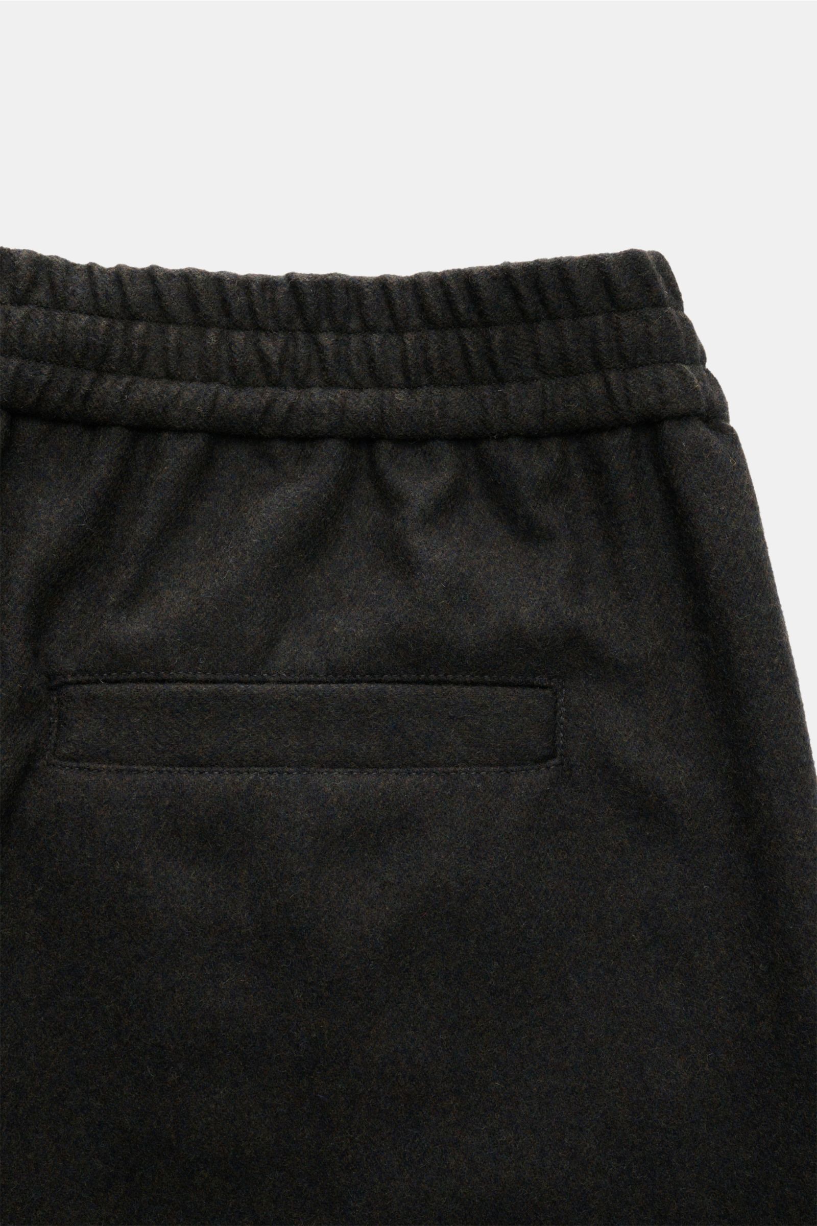 A.P.C. Joggpants 'Pieter' anthrazit meliert, Detailansicht hinten oben mit elastischem Bund, paspelierter Gesäßtasche, Woll-Microfaser-Mix, tapered Fit.