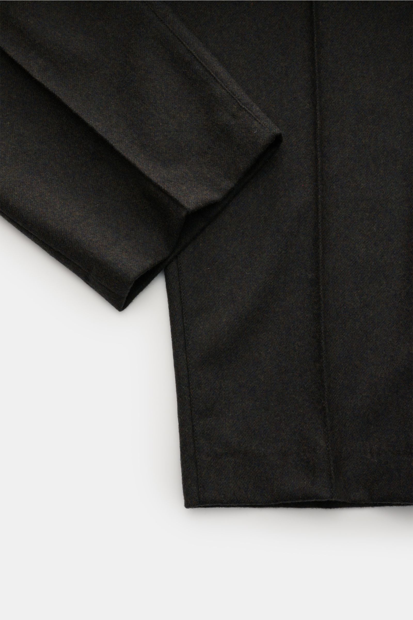 A.P.C. Joggpants 'Pieter' anthrazit meliert, knöchellang, aus Wolle-Microfaser-Mix, Tapered Fit, elastischer Bund, Bügelfalte, Taschen seitlich und paspelierte Gesäßtasche.