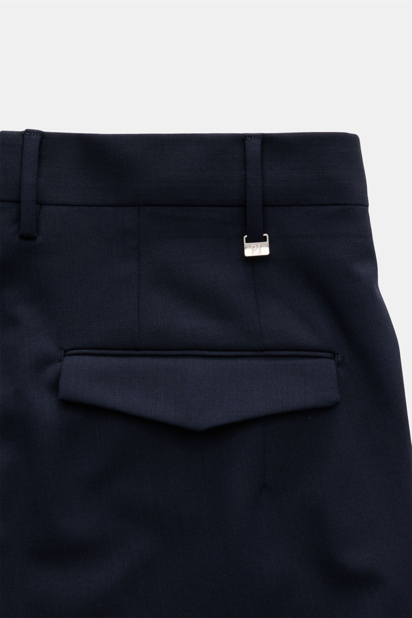 Close-up rear view of PT Torino Wollhose 'Master Fit' navy wool trousers showing waistband, belt loops, and flap pocket with concealed button.

Description: Die Hose 'Master Fit' von PT TORINO ist ein stilvoller und komfortabler Office-Begleiter aus fe