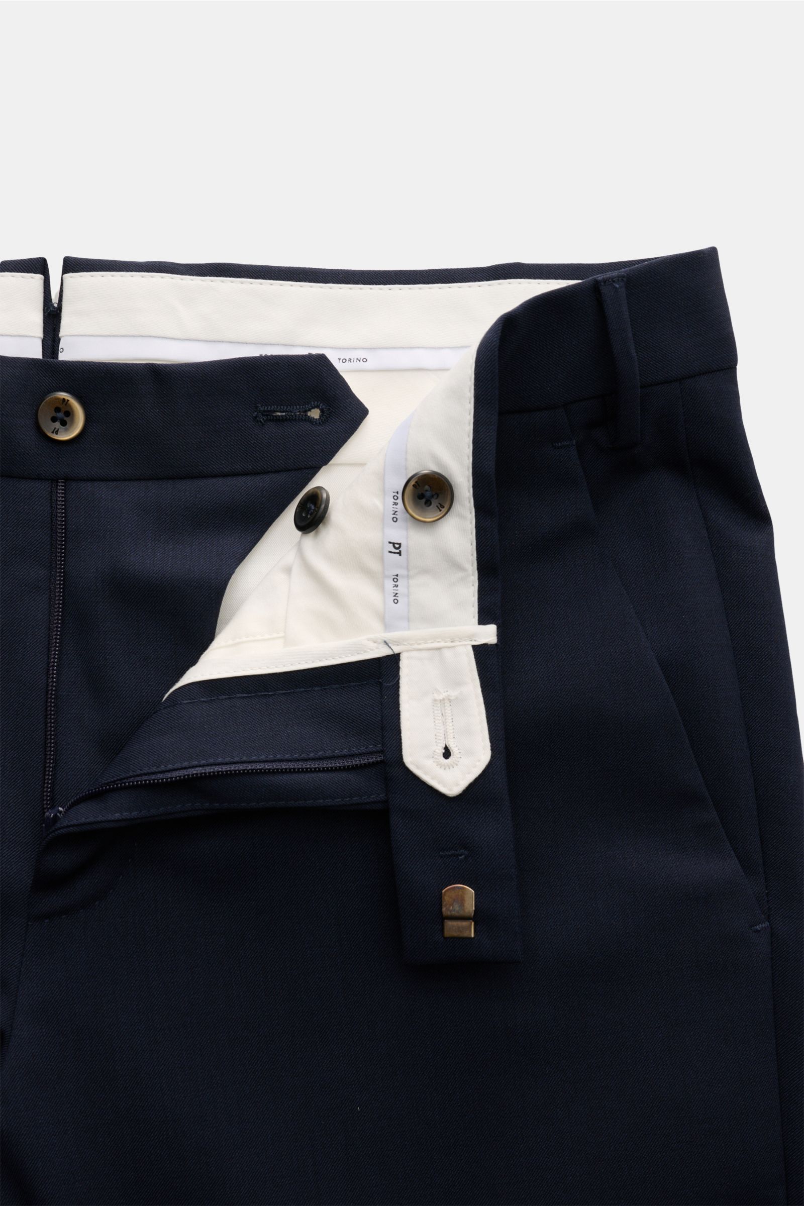 Close-up front view of PT Torino Wollhose 'Master Fit' navy wool trousers with zipper, button, hook closure, and belt loops.

Description: Die Hose 'Master Fit' von PT TORINO ist ein stilvoller und komfortabler Office-Begleiter aus feiner Wolle mit kom