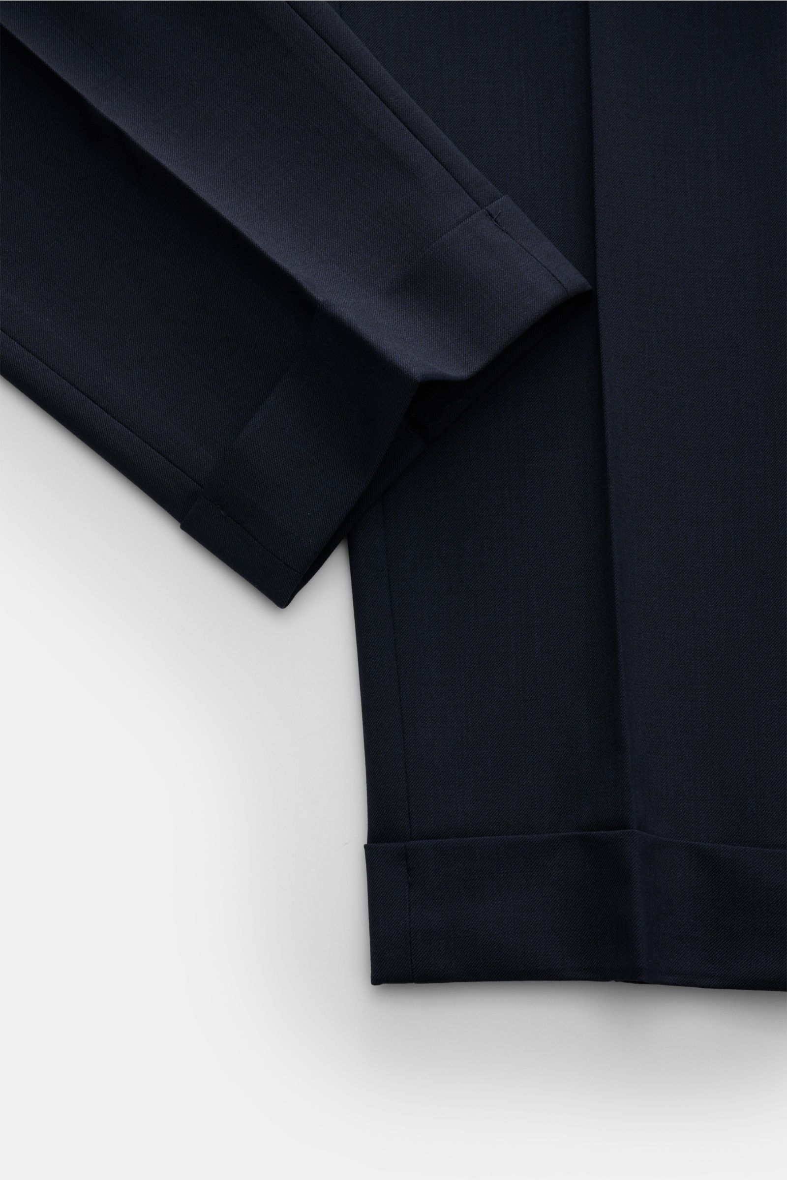 Close-up top-down view of the cuff and lower leg of the PT Torino Wollhose 'Master Fit' navy wool trousers in tapered fit with fixed hem.  
Die Hose 'Master Fit' von PT TORINO ist ein stilvoller und komfortabler Office-Begleiter aus feiner Wolle mit ko