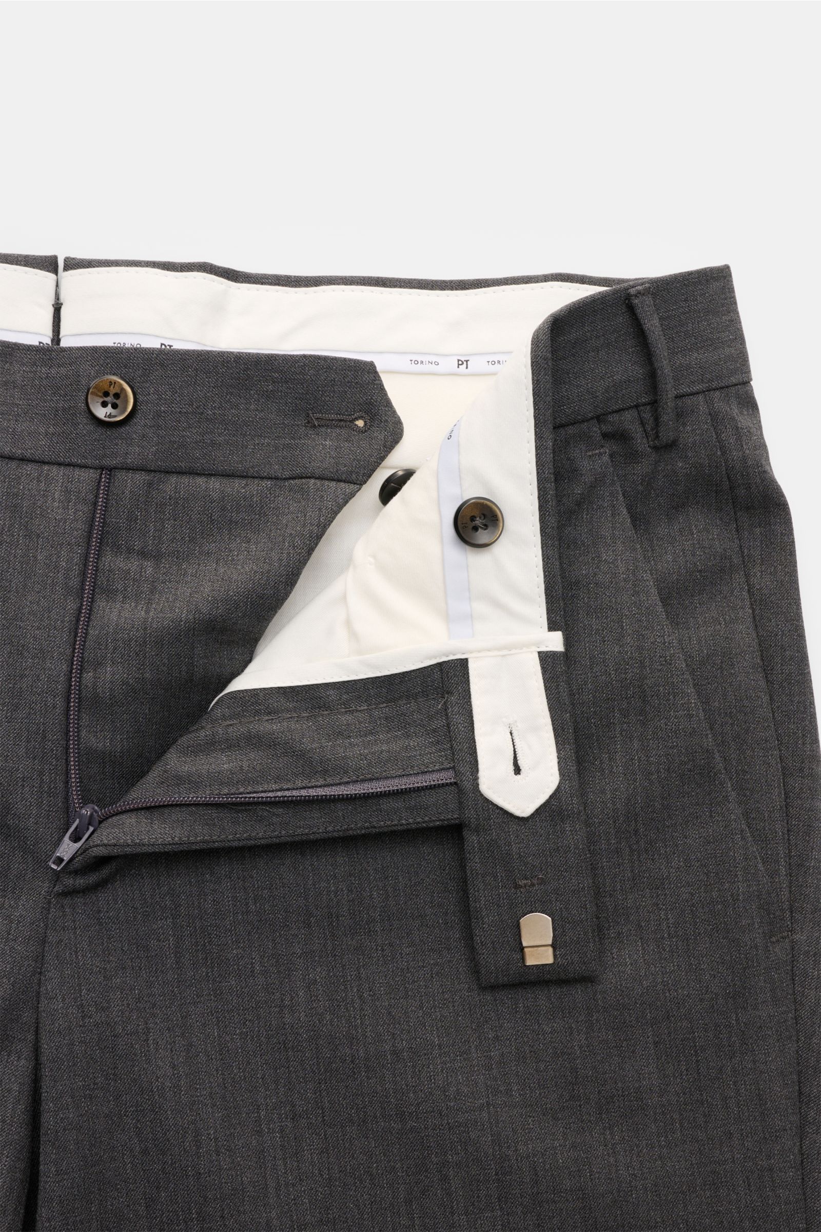 PT Torino Wollhose 'Master Fit' dunkelgrau meliert aus feiner Schurwolle mit Reißverschluss, Bundhaken, französischen Taschen, Tapered Fit, fixiertem Saumaufschlag, Detailansicht von vorne.
