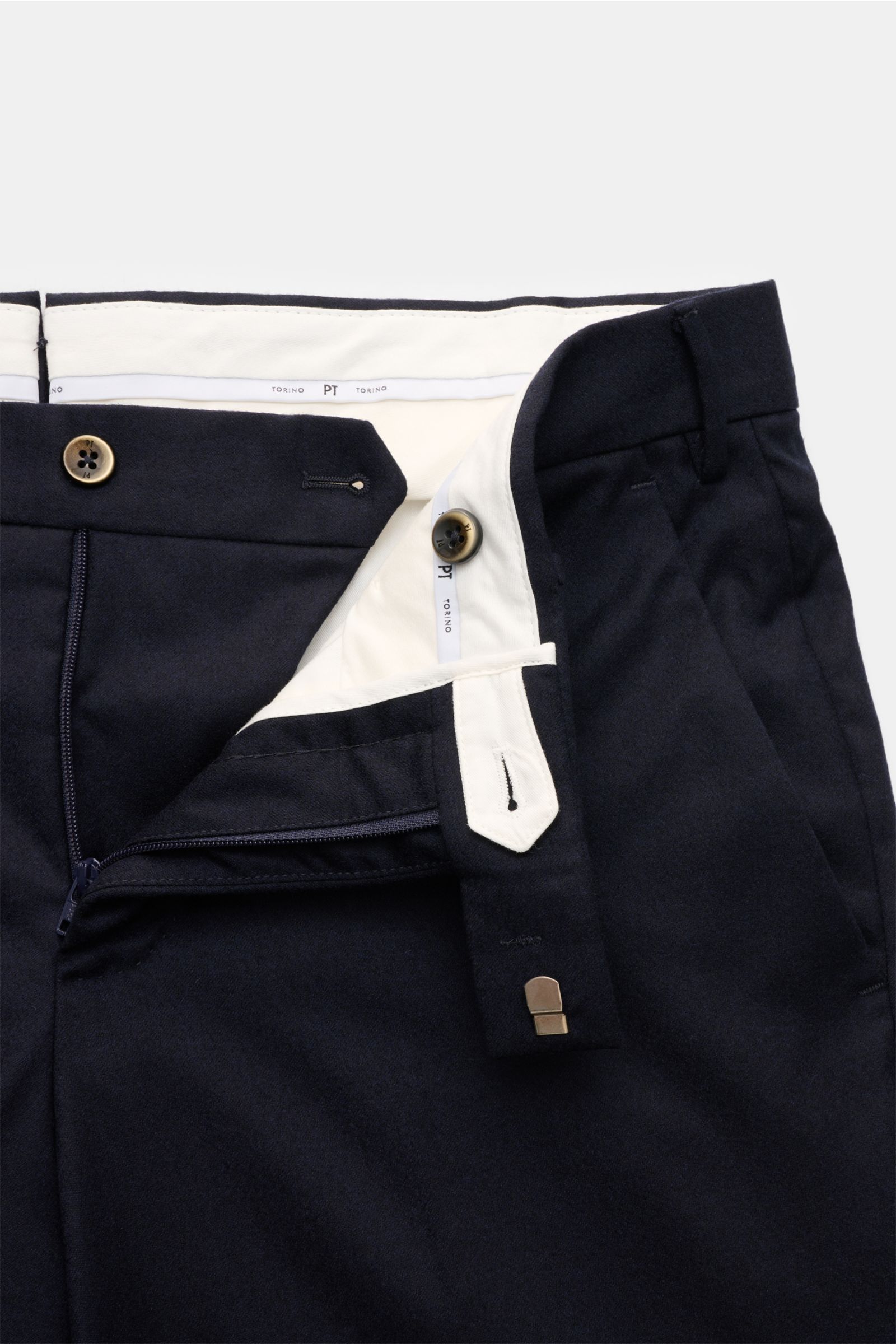 PT Torino Wollhose 'Master Fit' dark navy aus reiner Schurwolle, Regular Fit, mit Reißverschluss, Bundhaken, französischen Taschen, fixiertem Saumaufschlag, Detailansicht offen.