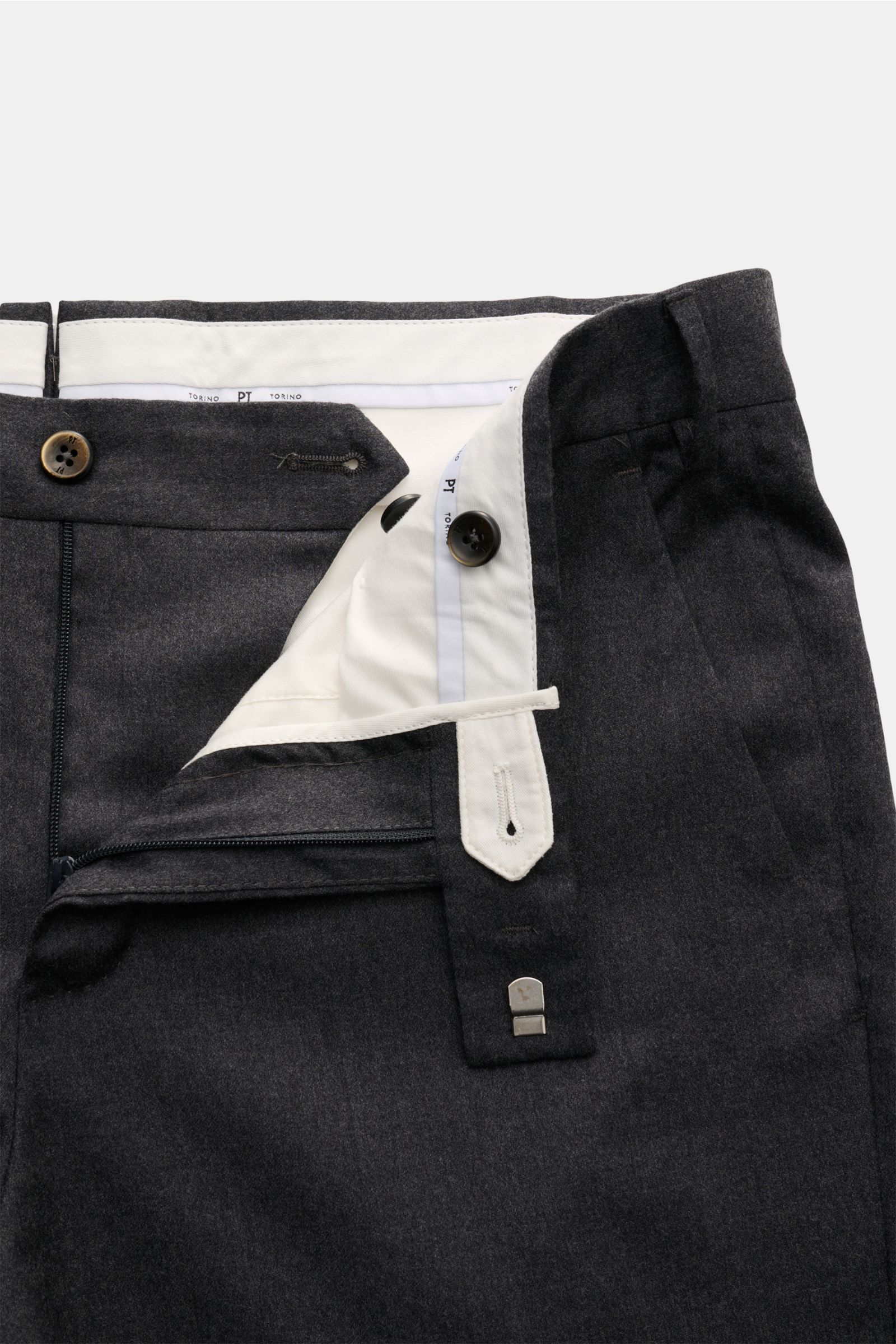 PT Torino Wollhose 'Master Fit' dunkelgrau, aus feiner Schurwolle, Regular Fit, leicht elastisch, mit Reißverschluss, Bundhaken, französischen Taschen, verdeckten Knöpfen und fixiertem Saumaufschlag, Nahaufnahme von offenem Bund.