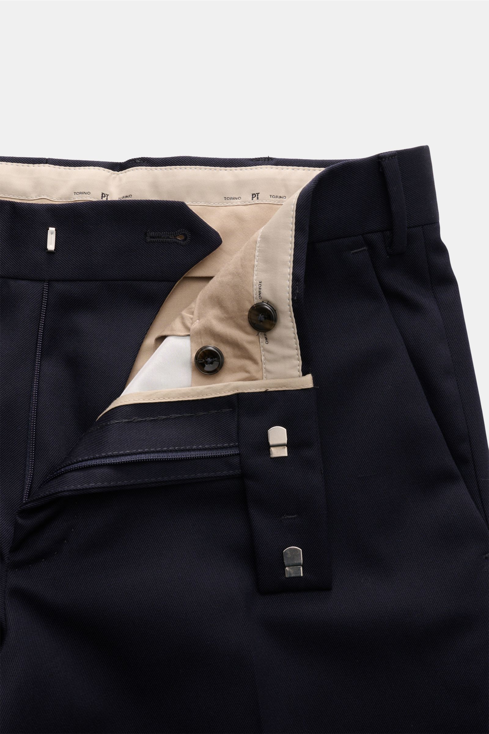 PT Torino Wollhose 'Rebel Fit' navy aus Twill reiner Wolle, leicht strukturierter Griff, Reißverschluss, Bundhaken, französische und Leistentaschen, reguläre Oberschenkelweite, knöchellang, von oben fotografiert.