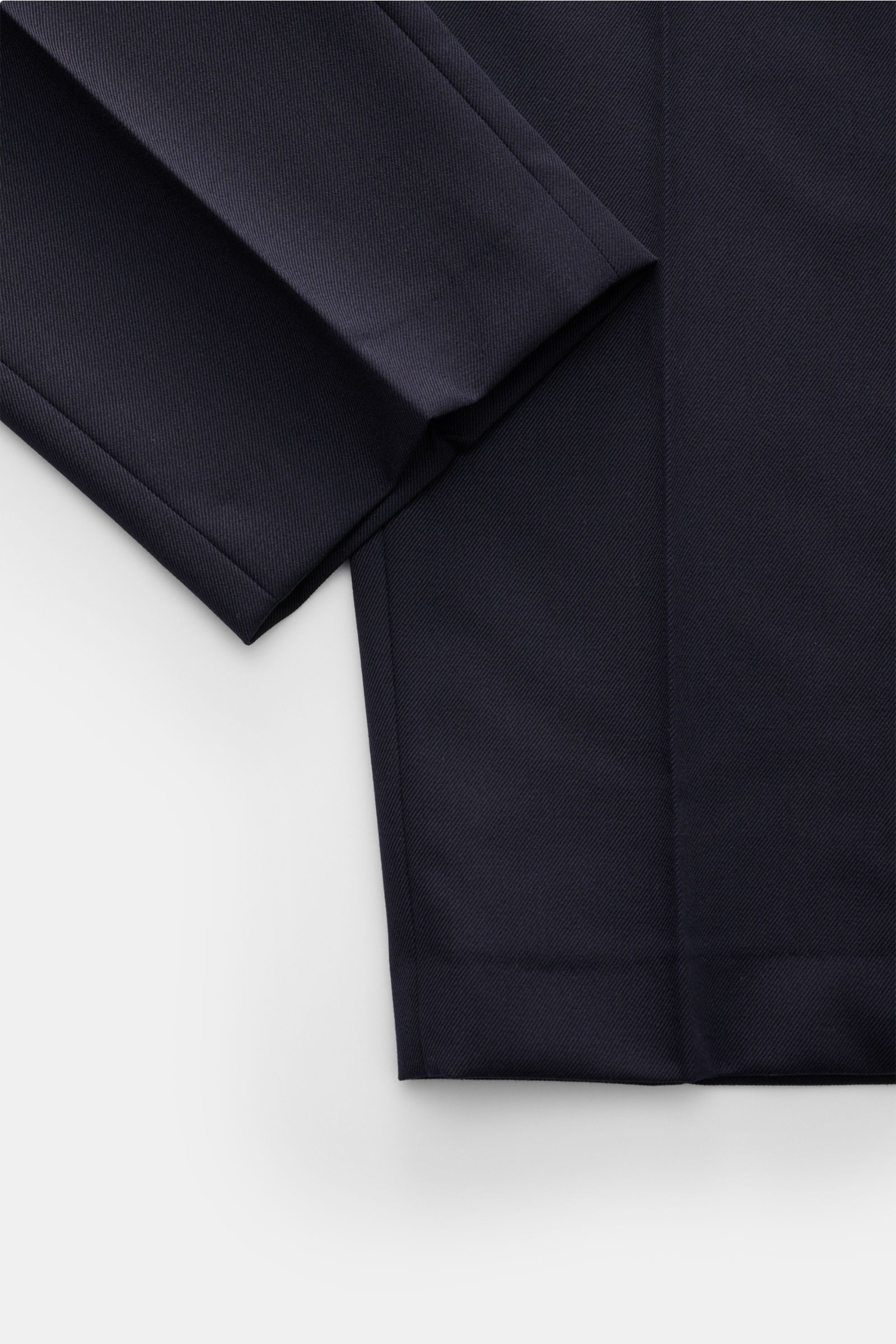 Nahaufnahme der PT Torino Wollhose 'Rebel Fit' navy aus Twill reiner Wolle mit leicht strukturiertem Griff, aufgenommen von oben, knöchellang mit Reißverschluss, Bundhaken, französischen Taschen, Leistentaschen am Gesäß, regulärer Oberschenkelweite im Reb