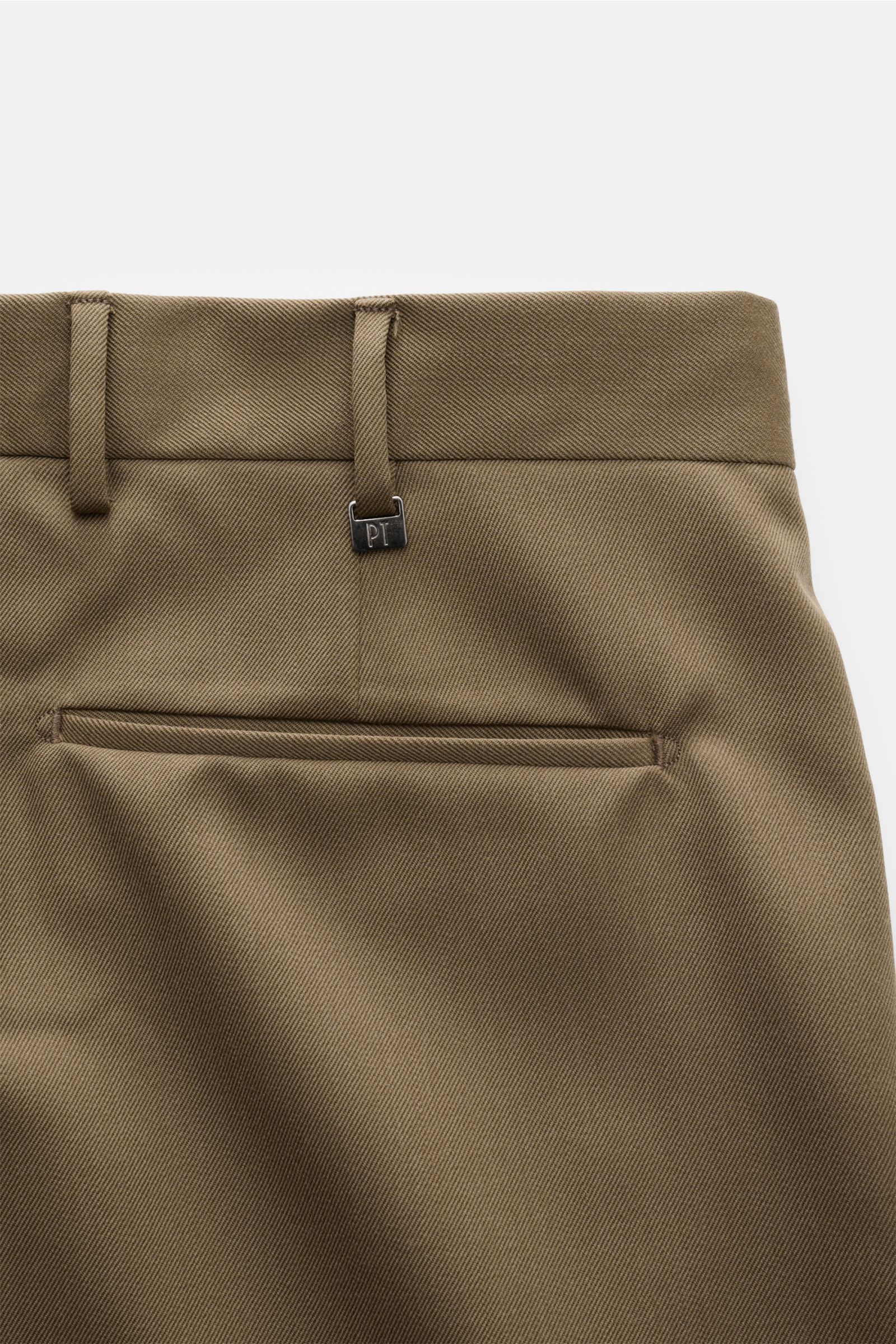 Nahaufnahme der Rückseite der PT Torino Wollhose 'Rebel Fit' oliv aus Twill reiner Wolle mit leicht strukturiertem Griff, französischer Tasche und Leistentasche, Reißverschluss und Bundhaken, knöchellang, reguläre Oberschenkelweite, Rebel Fit (Tapered Fit