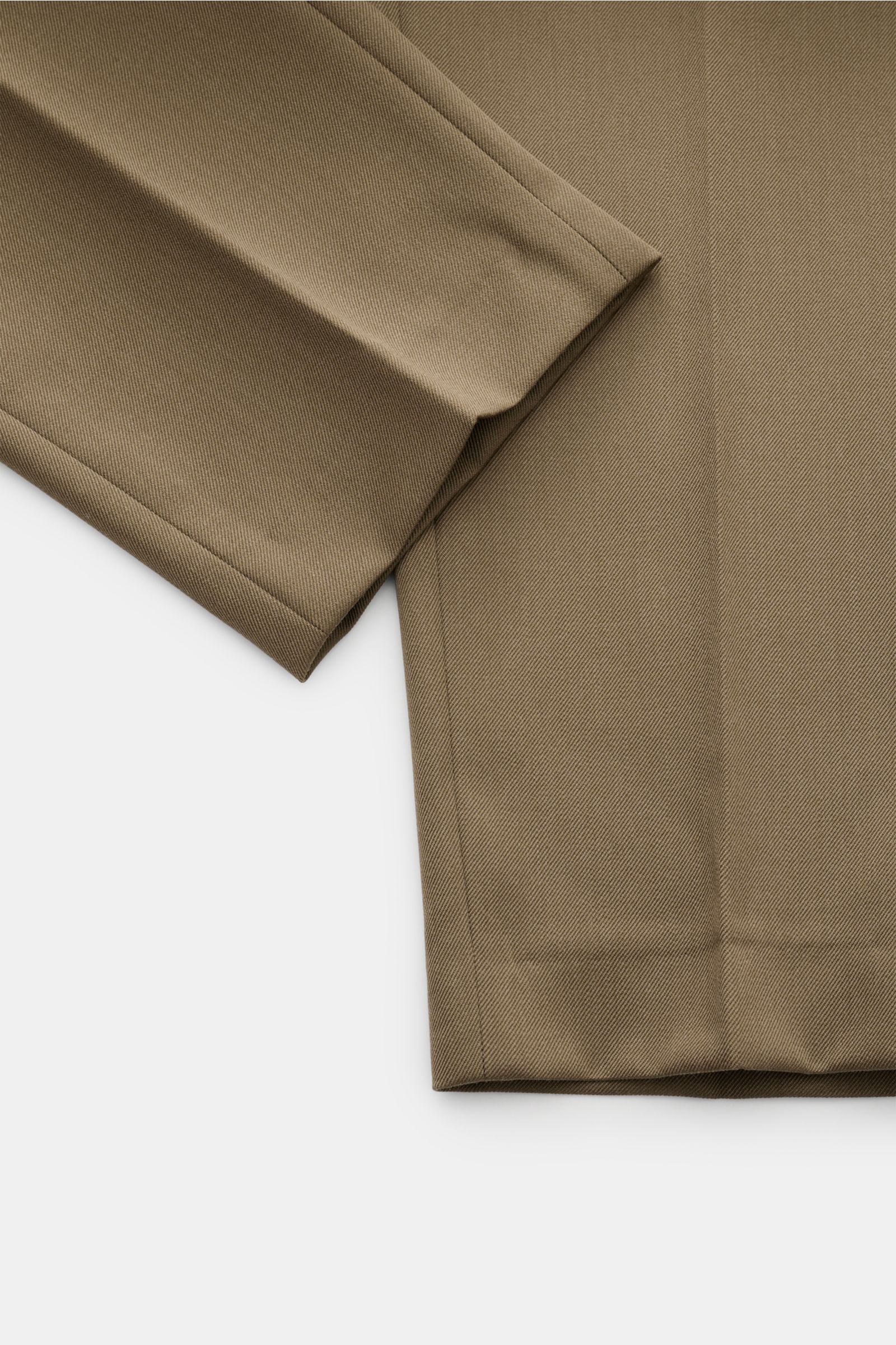 PT Torino Wollhose 'Rebel Fit' oliv mit Twill aus reiner Wolle, leicht strukturiert, knöchellang, Reißverschluss, Bundhaken, französische und Leistentaschen, reguläre Oberschenkelweite, seitliche Perspektive.