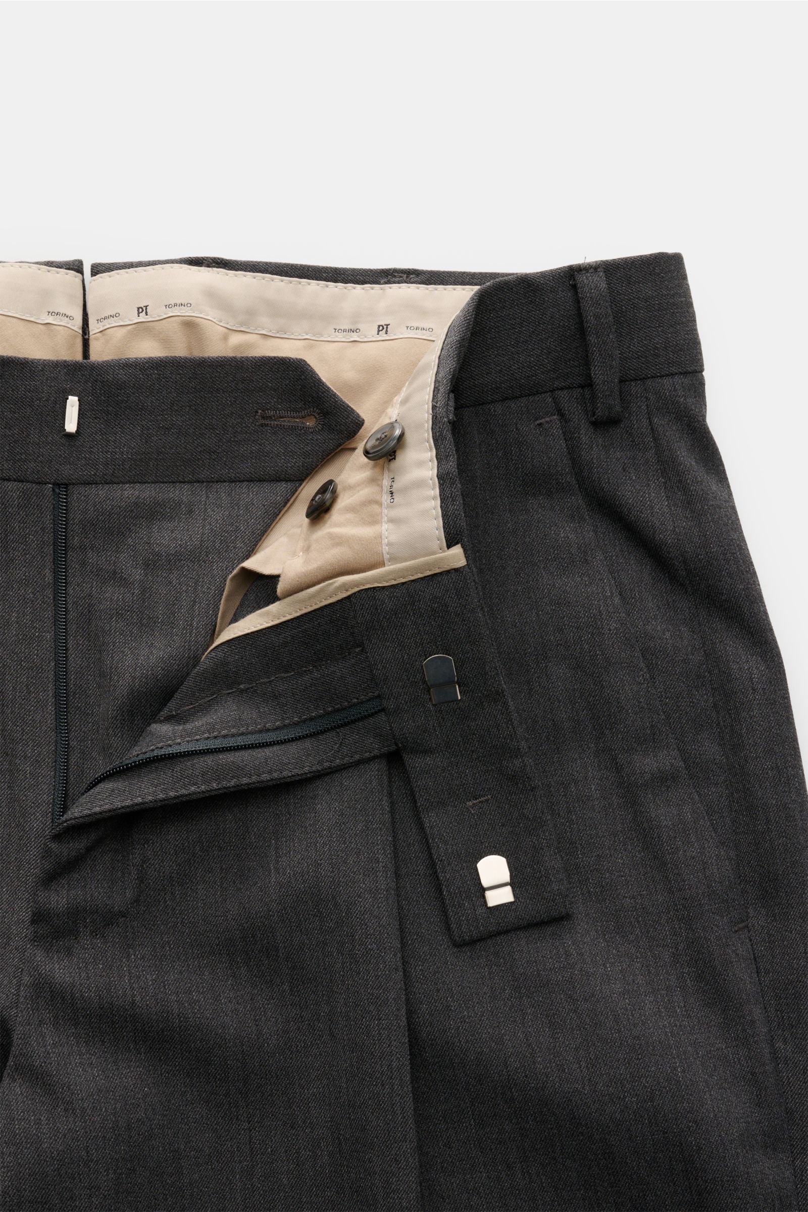 PT Torino Hose 'Rebel Fit' dunkelgrau meliert, Detailaufnahme von oben, Twill aus Microfaser und Wolle, leicht elastisch, mit Reißverschluss, Bundhaken, einfacher Bundfalte, kleiner Uhrentasche, französischen Taschen, Gesäßtaschen mit geknöpfter Patte, fi