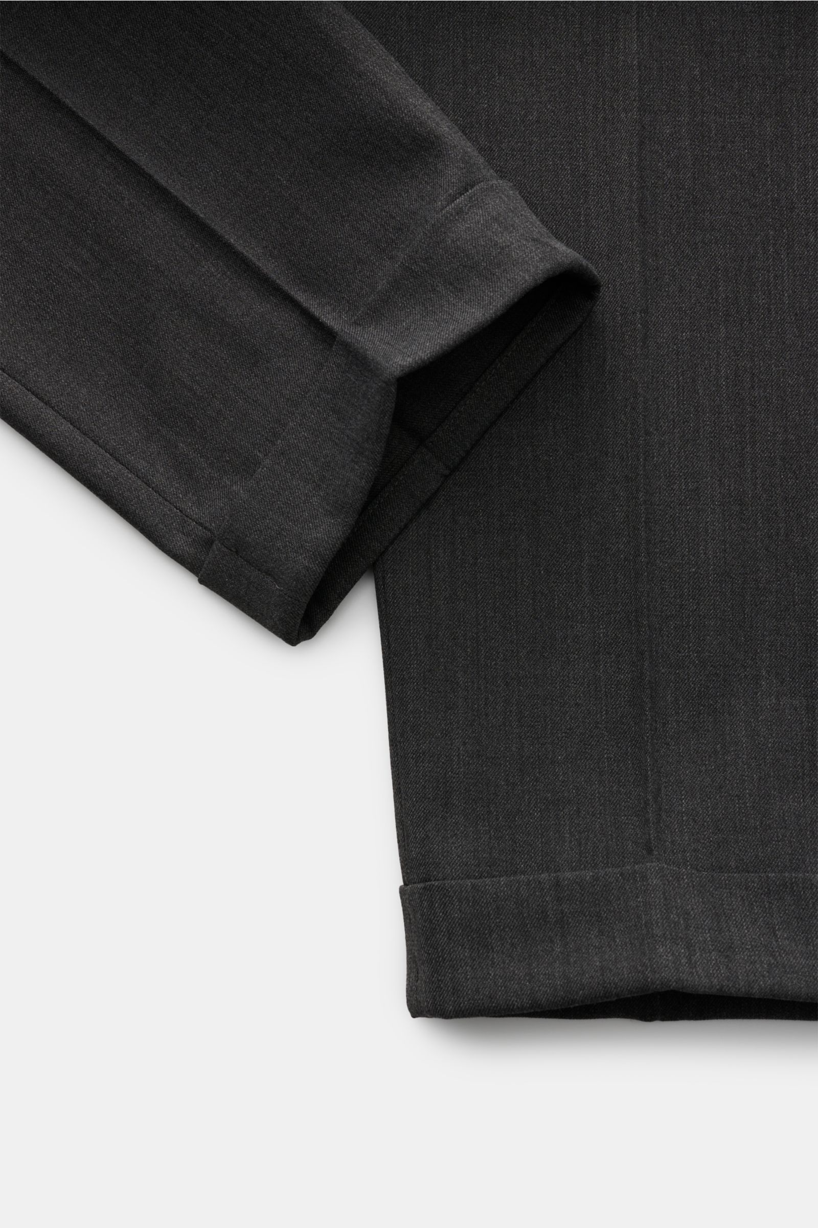 Nahaufnahme der PT Torino Hose 'Rebel Fit' dunkelgrau meliert, knöchellang mit fixiertem Saumaufschlag, Twill aus Microfaser und Wolle, elastisch, Rebel Fit, mit Bundhaken, Reißverschluss, Bundfalte, Uhrentasche, französischen und geknöpften Gesäßtaschen,