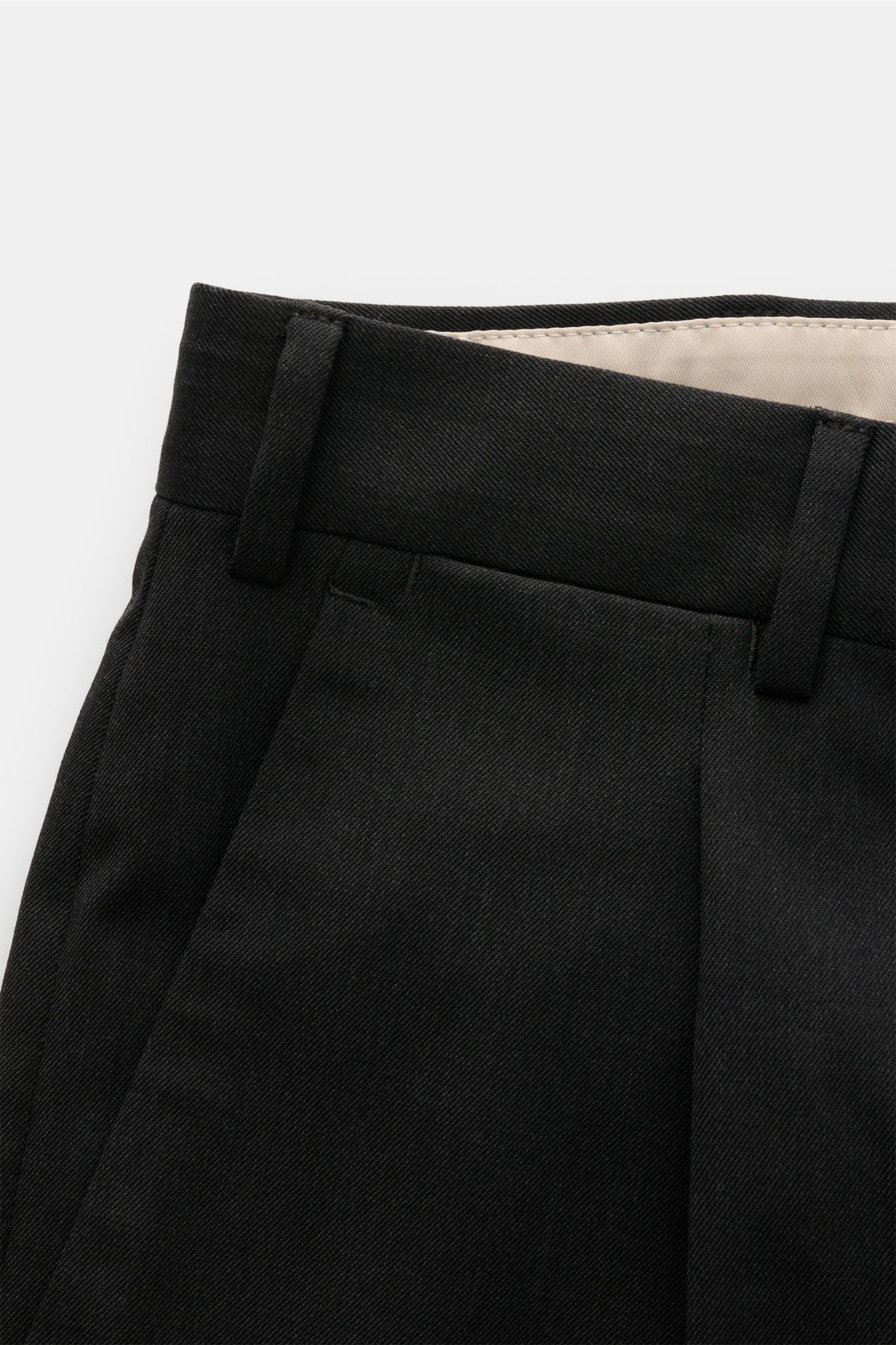 Nahaufnahme der PT Torino Hose 'Rebel Fit' anthrazit aus Twill Microfaser und Wolle, leicht elastisch, mit Bundhaken, Reißverschluss, Bundfalte und Uhrentasche.