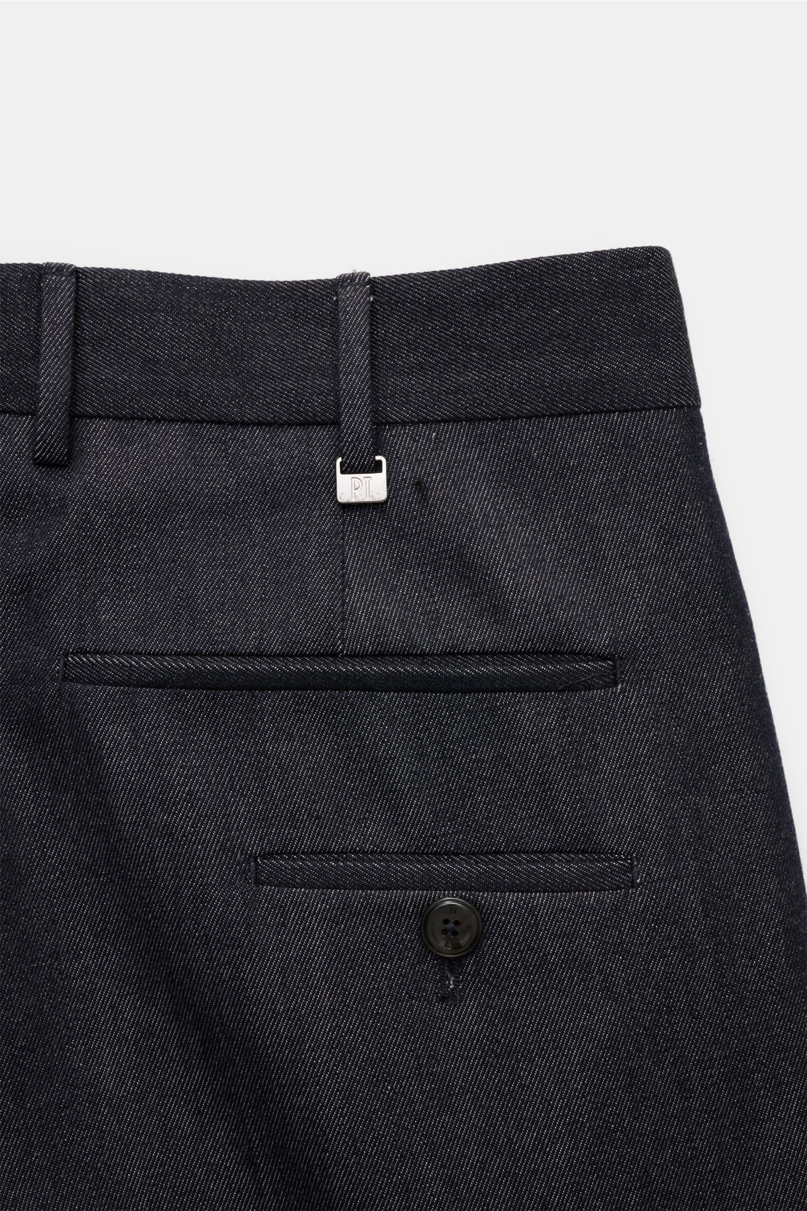 PT Torino Hose 'Rebel Fit' dark navy meliert, Rückansicht, Twill aus Wolle und Baumwolle, leicht griffig, reguläre Oberschenkelweite, französische Taschen, paspelierte Gesäßtaschen mit Knopf, Bundhaken, Reißverschluss, einfache Bundfalte, offene Saumlänge