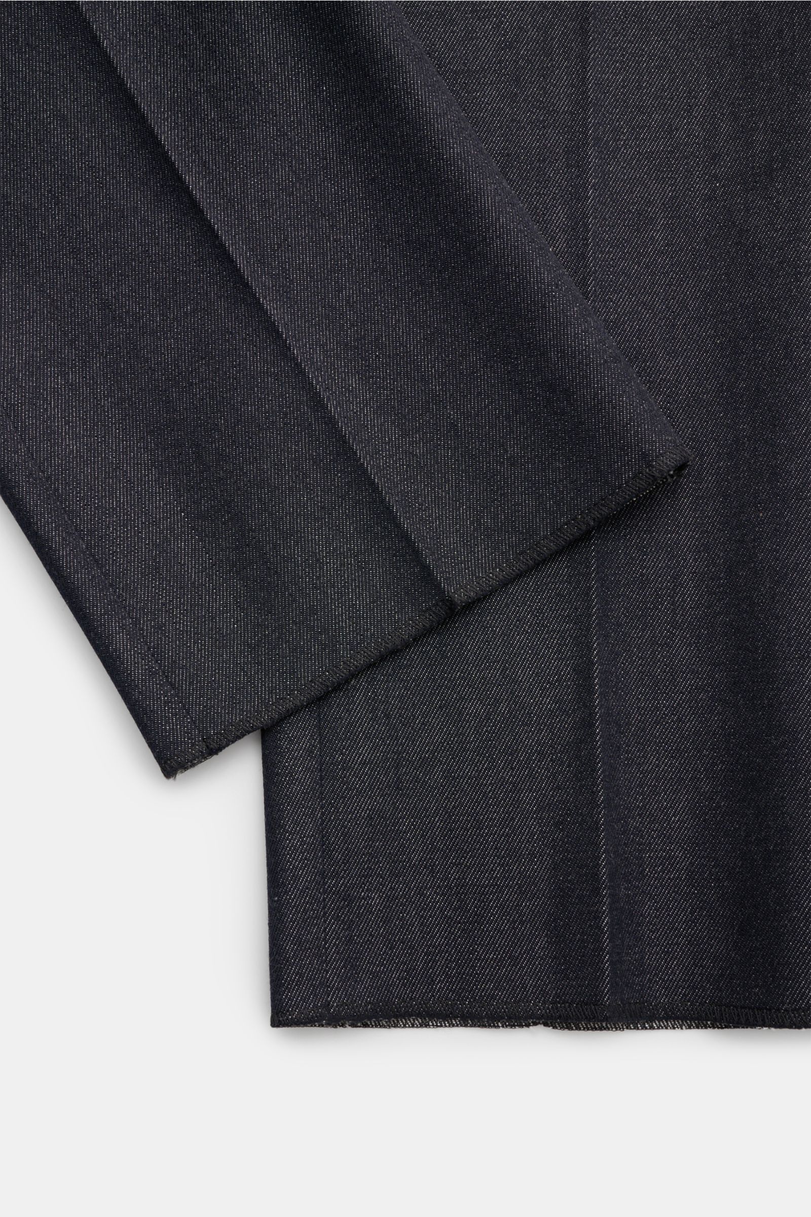 PT Torino Hose 'Rebel Fit' dark navy meliert, Detailaufnahme der offenen Saumlänge und einfachen Bundfalte, Twill aus Wolle und Baumwolle, leicht griffig, reguläre Oberschenkelweite, französische Taschen, Reißverschluss, Bundhaken, paspelierte Gesäßtasche