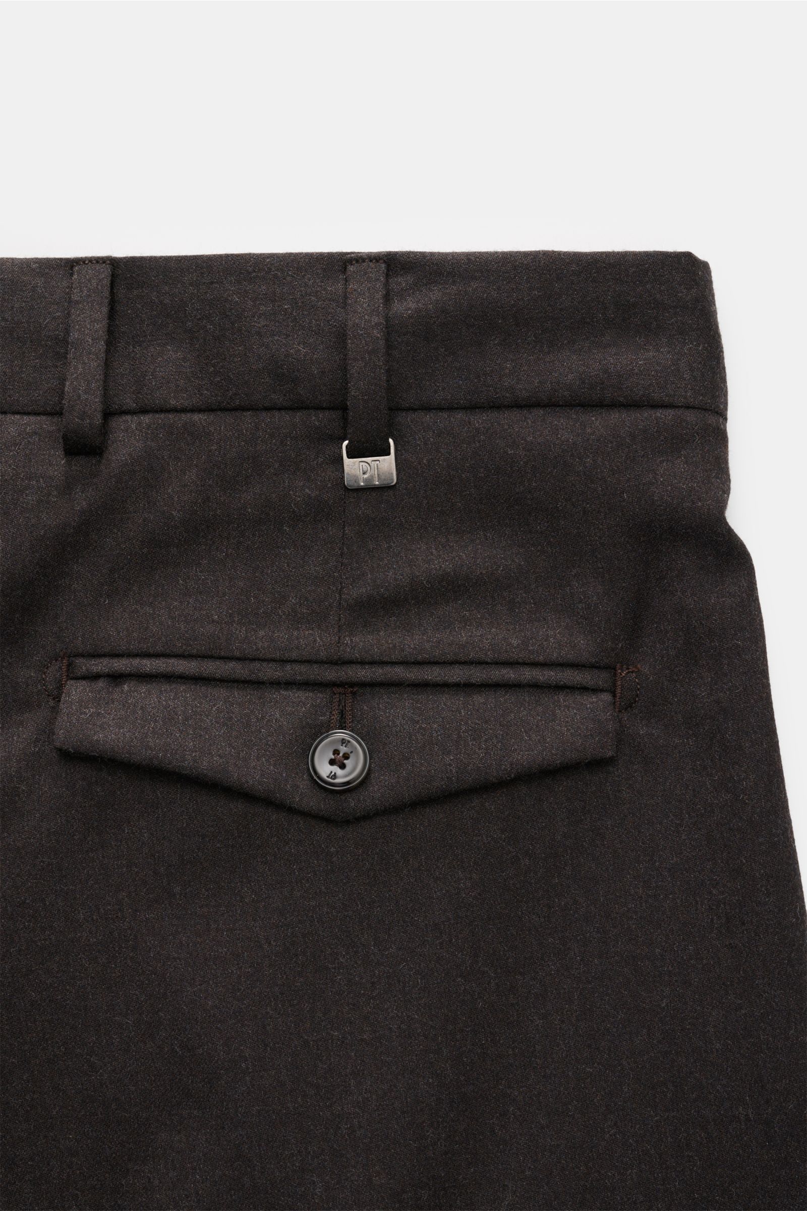 Nahaufnahme der Rückseite der PT Torino Wollhose 'Rebel Fit' dunkelbraun meliert, leicht elastische Schurwolle, weicher Griff, knöchellang, Reißverschluss, Bundhaken, einfache Bundfalte, kleine Uhrentasche, französische Taschen, Gesäßtaschen mit geknöpfte